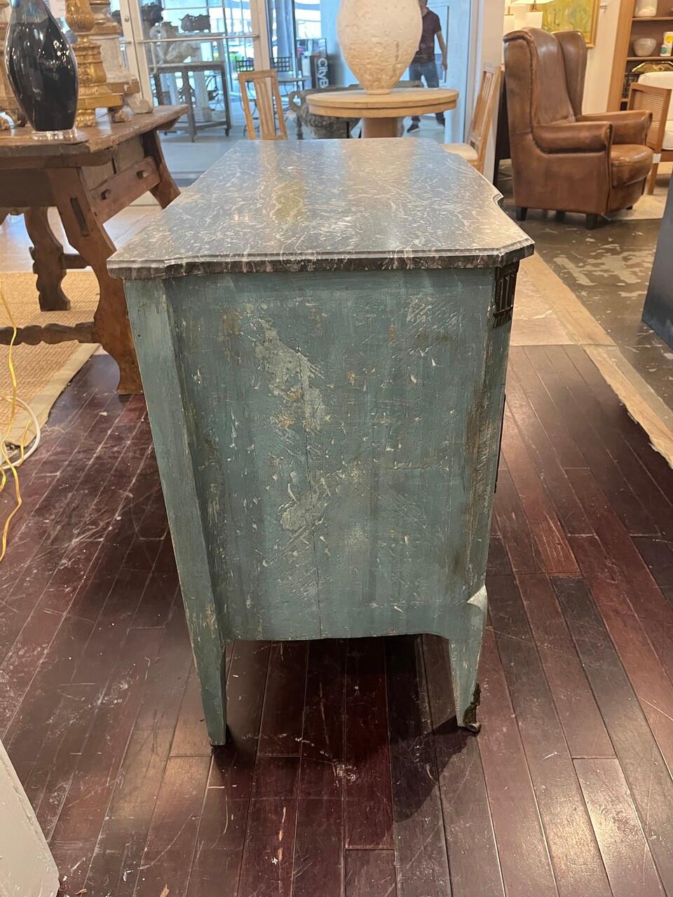 Commode du 19e siècle peinte en bleu avec dessus en marbre en vente 1