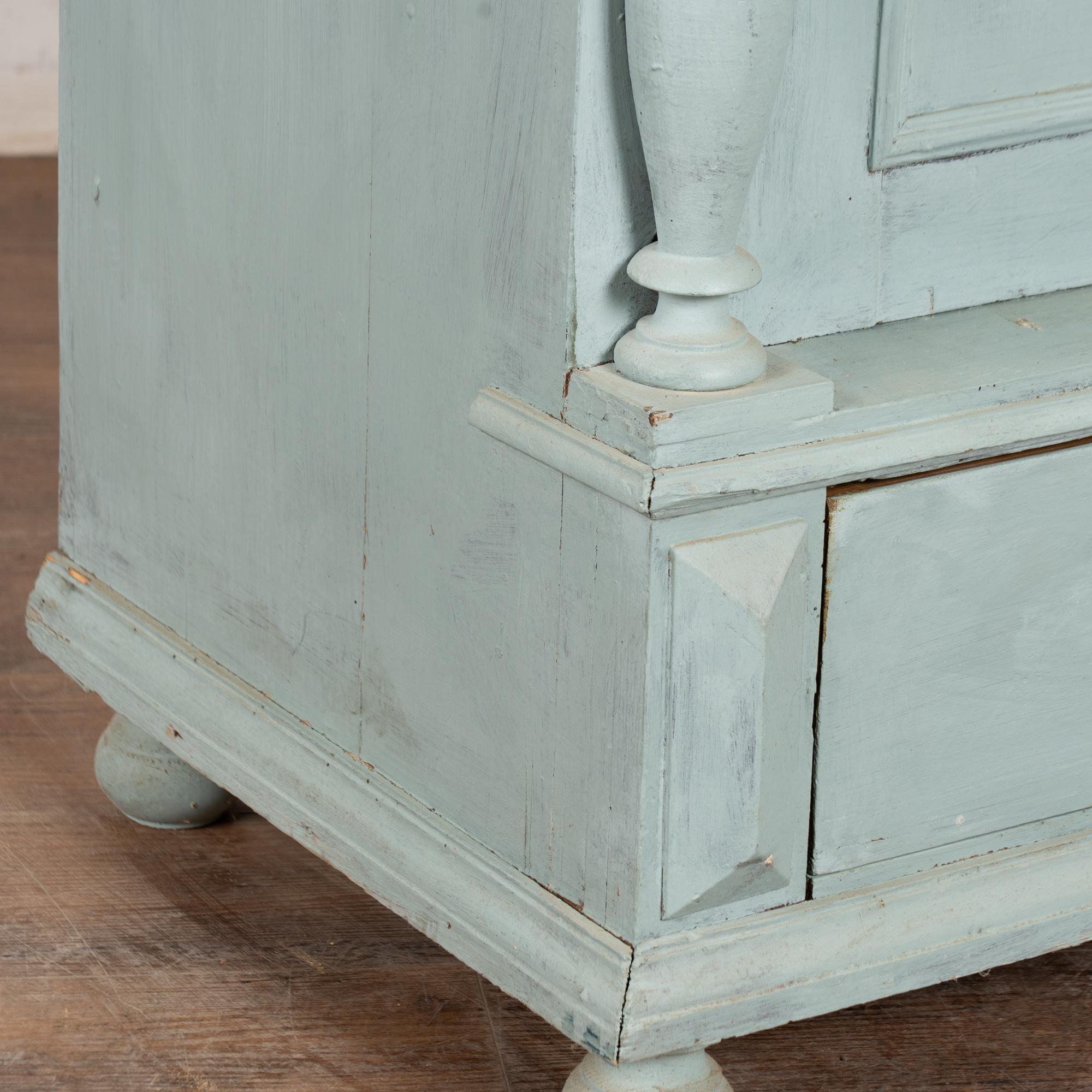 Bibliothèque en pin peint en bleu du 19e siècle avec portes en verre en vente 3