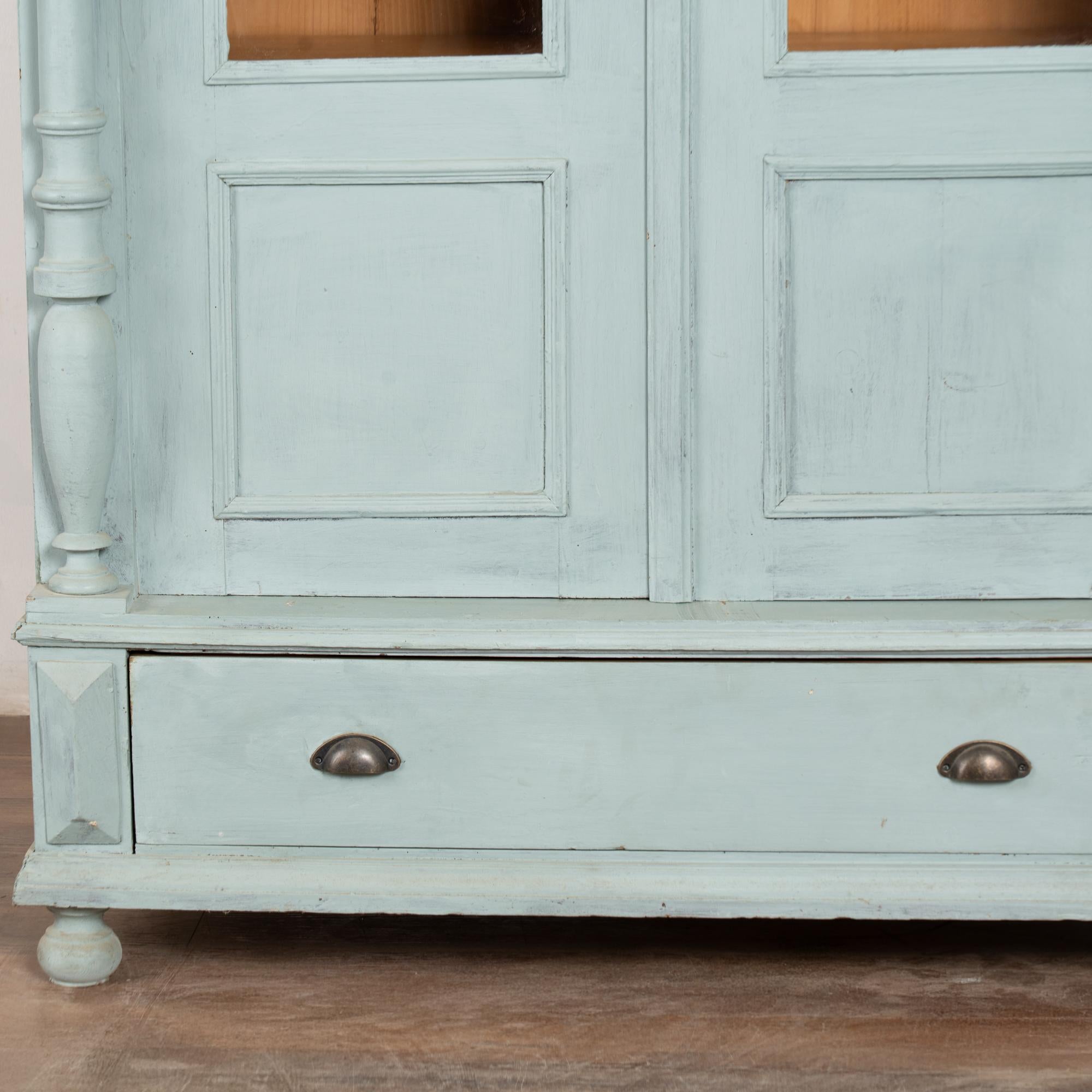 Bibliothèque en pin peint en bleu du 19e siècle avec portes en verre en vente 4