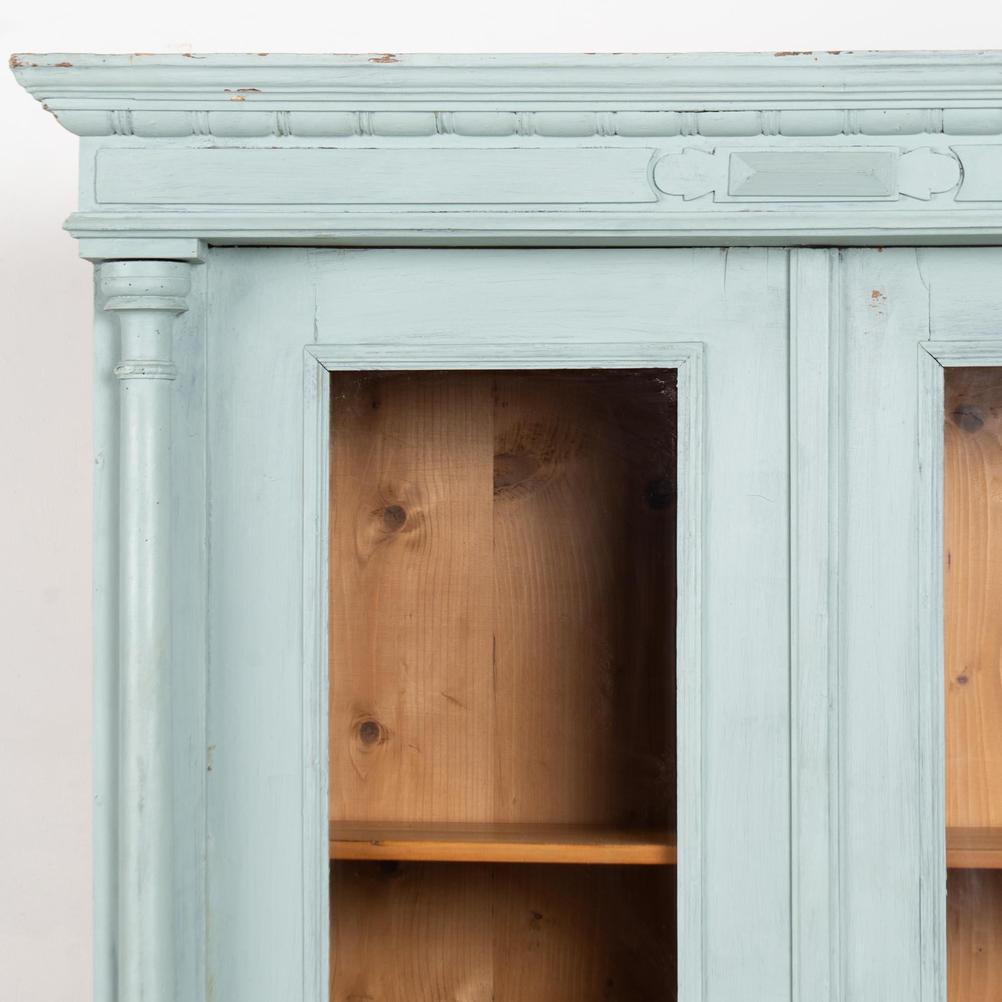 Bibliothèque en pin peint en bleu du 19e siècle avec portes en verre en vente 5