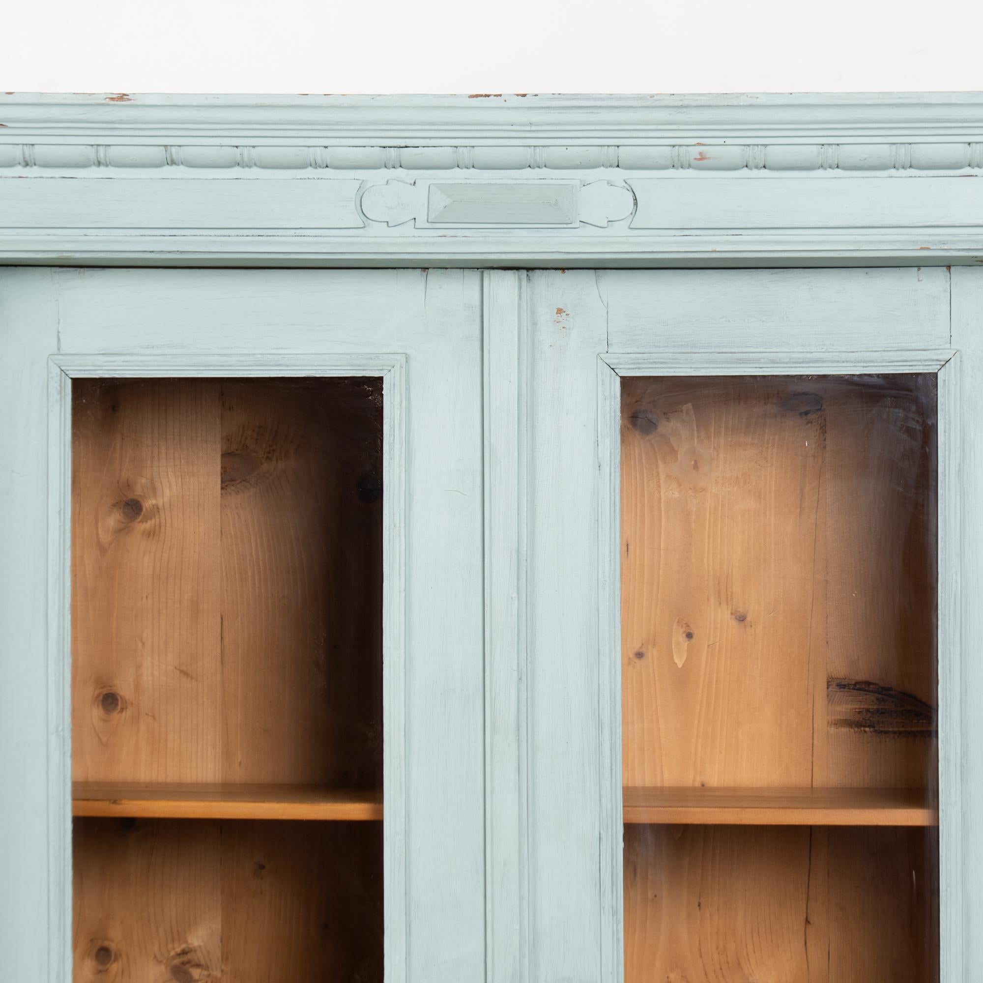 Bibliothèque en pin peint en bleu du 19e siècle avec portes en verre en vente 6