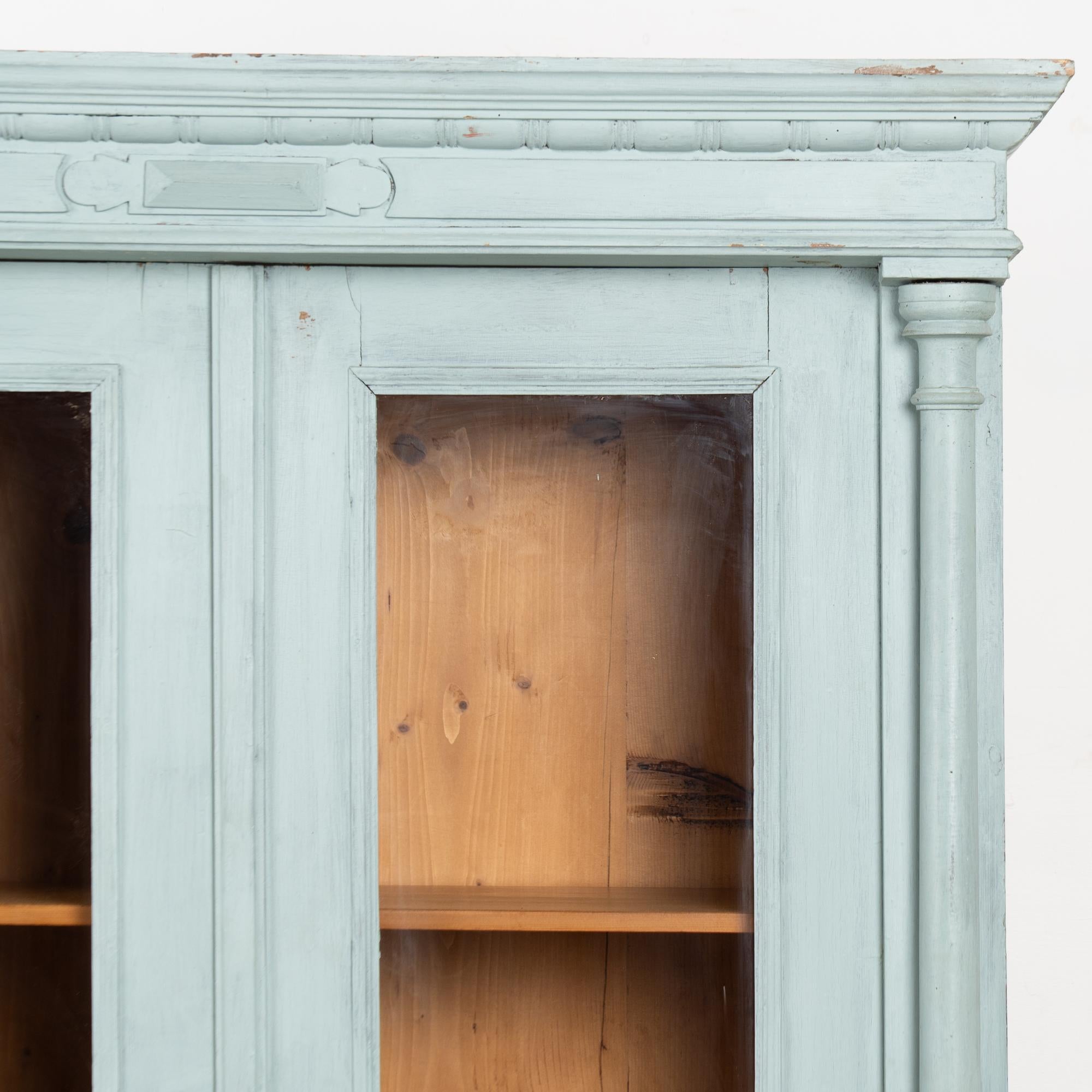 Bibliothèque en pin peint en bleu du 19e siècle avec portes en verre en vente 7