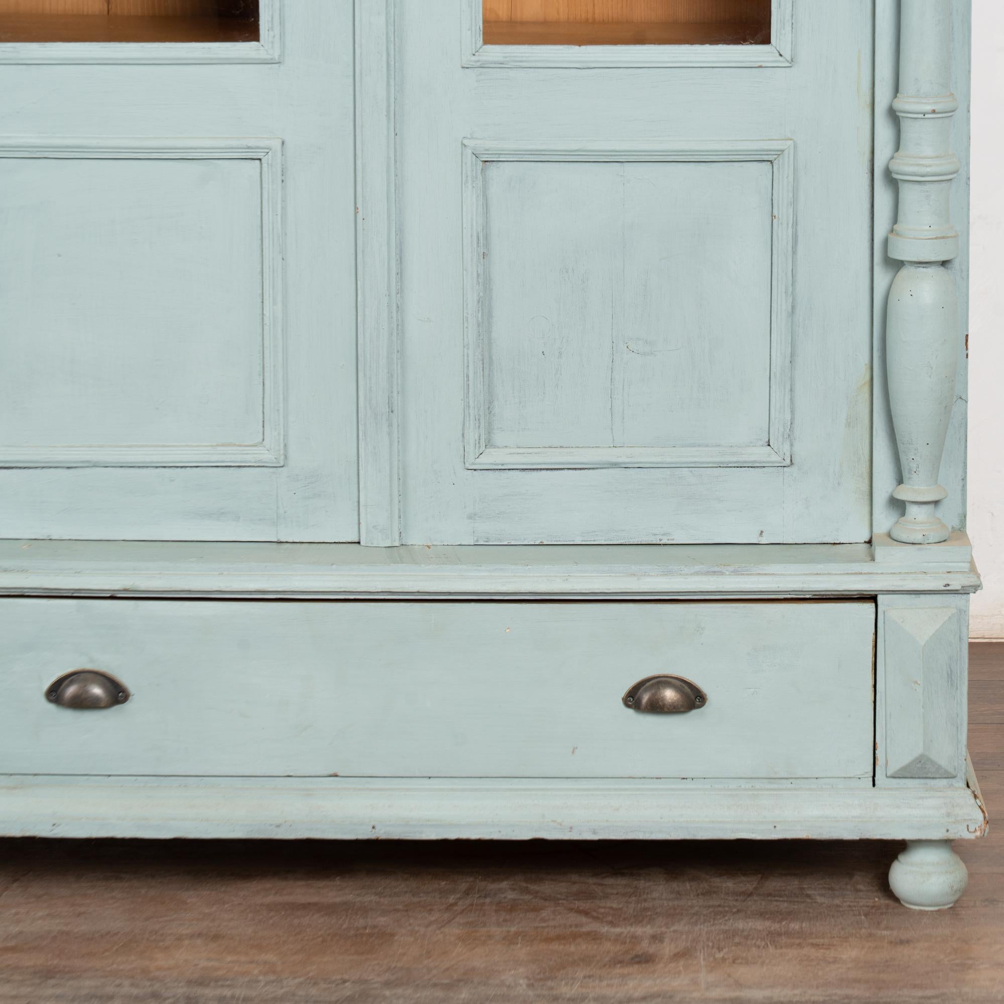 Bibliothèque en pin peint en bleu du 19e siècle avec portes en verre en vente 8