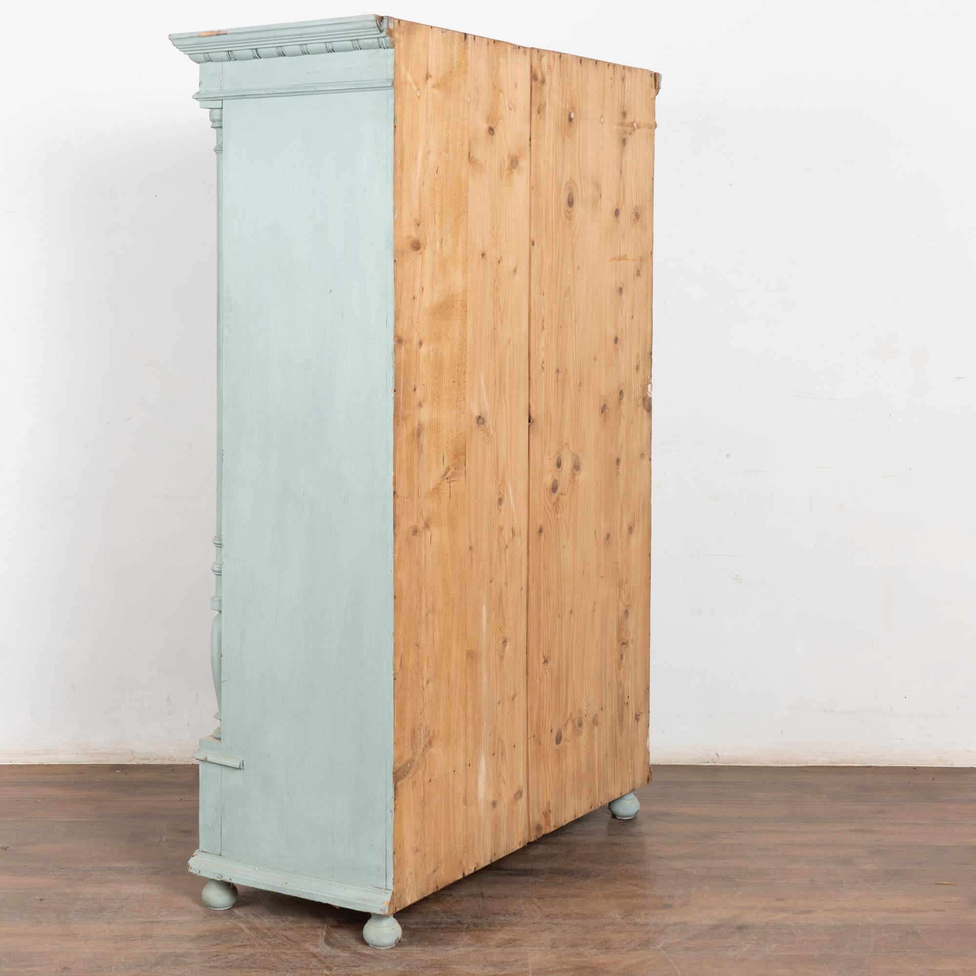 Bibliothèque en pin peint en bleu du 19e siècle avec portes en verre en vente 9