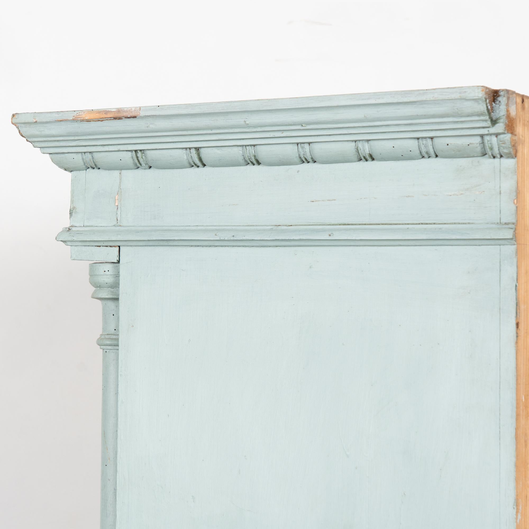 Bibliothèque en pin peint en bleu du 19e siècle avec portes en verre en vente 10