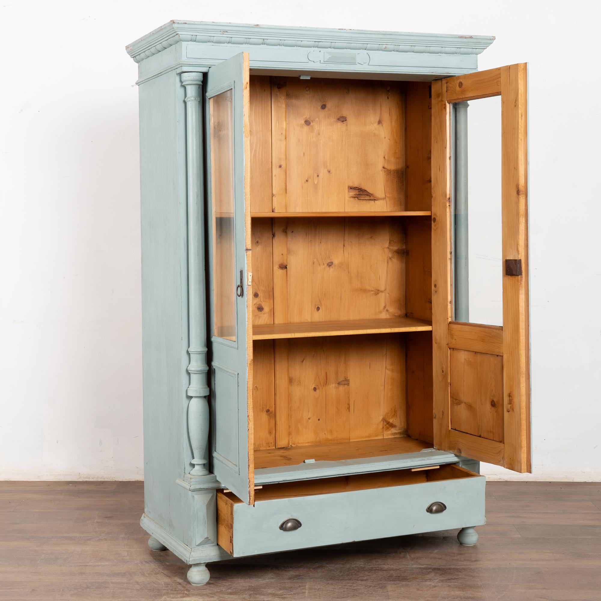 Hongrois Bibliothèque en pin peint en bleu du 19e siècle avec portes en verre en vente