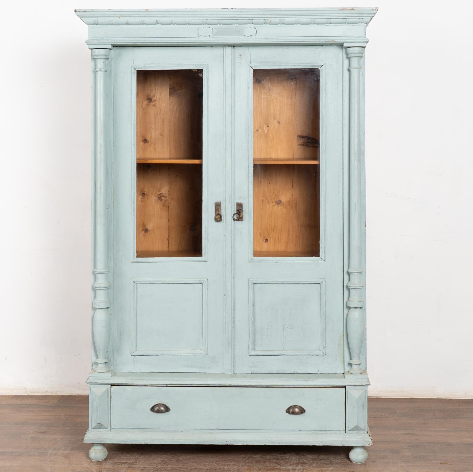 Fait main Bibliothèque en pin peint en bleu du 19e siècle avec portes en verre en vente