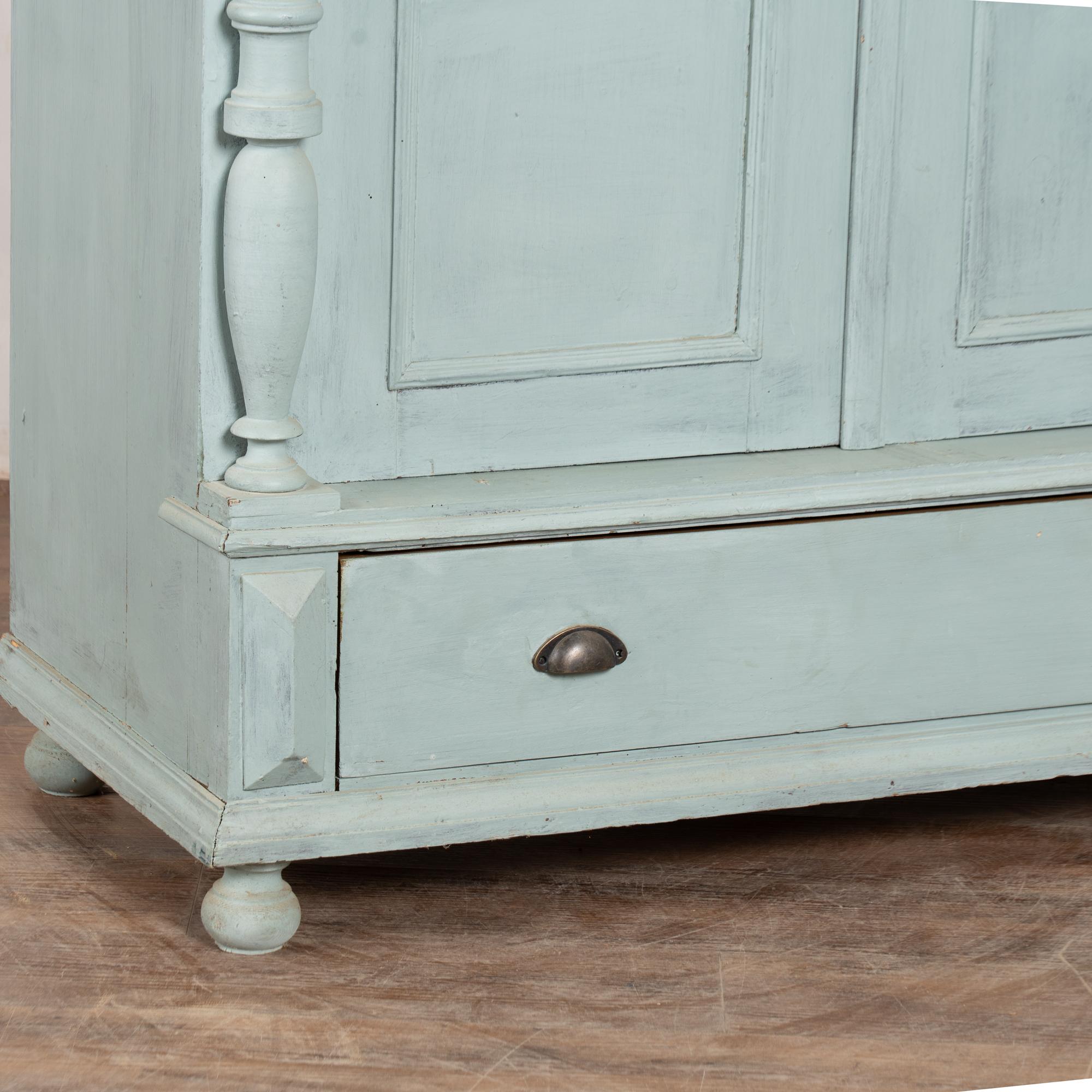 Bibliothèque en pin peint en bleu du 19e siècle avec portes en verre État moyen - En vente à Round Top, TX