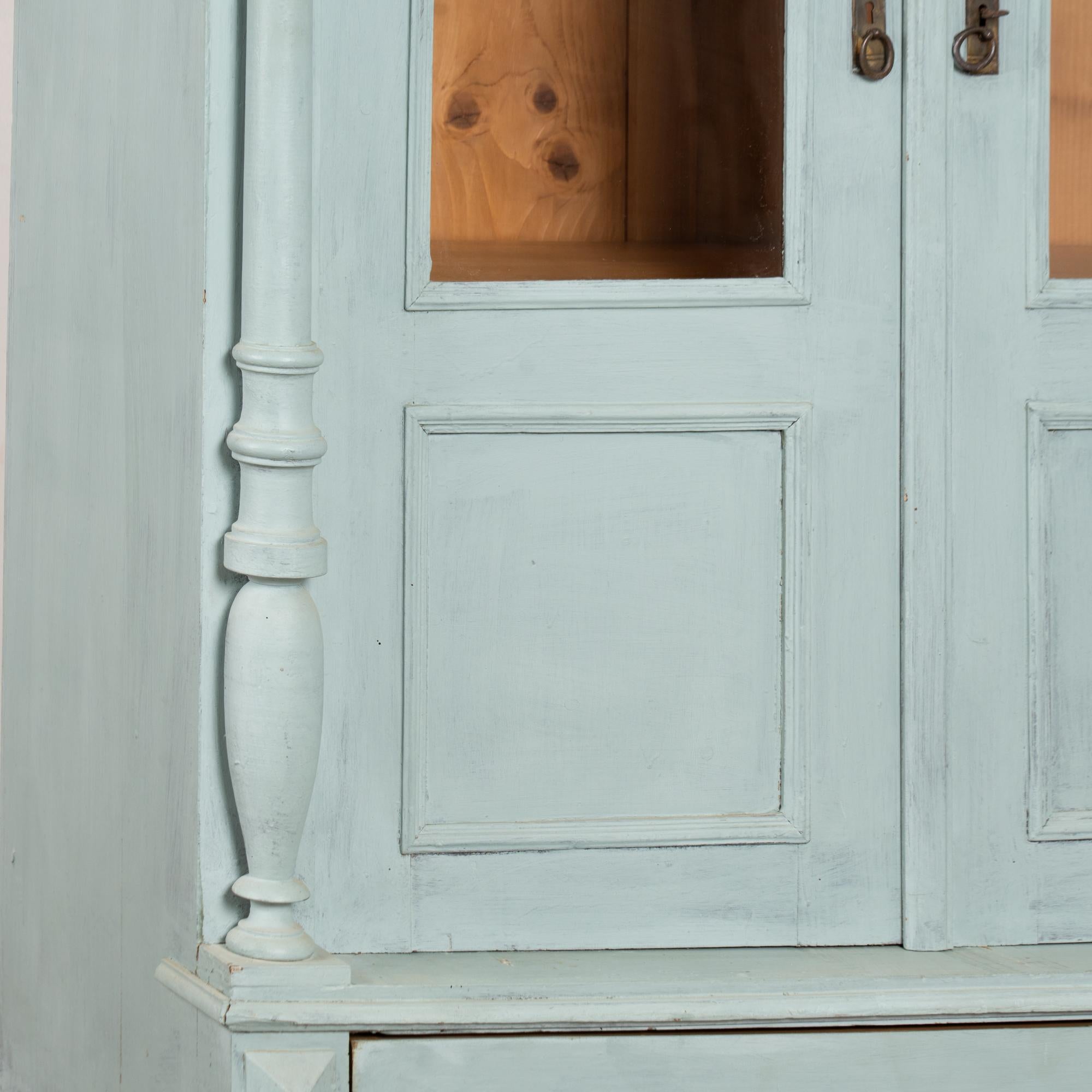 XIXe siècle Bibliothèque en pin peint en bleu du 19e siècle avec portes en verre en vente