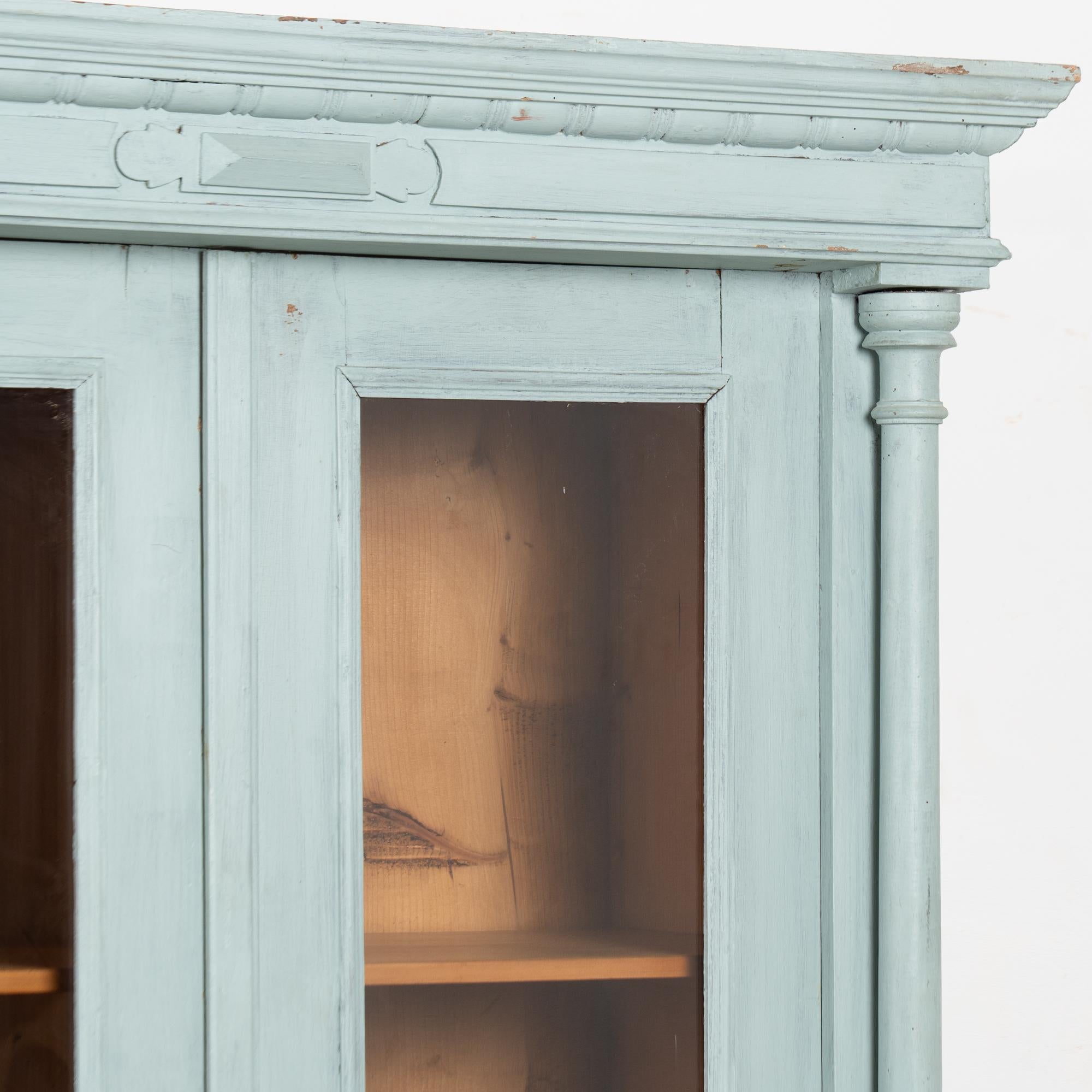 Bibliothèque en pin peint en bleu du 19e siècle avec portes en verre en vente 1