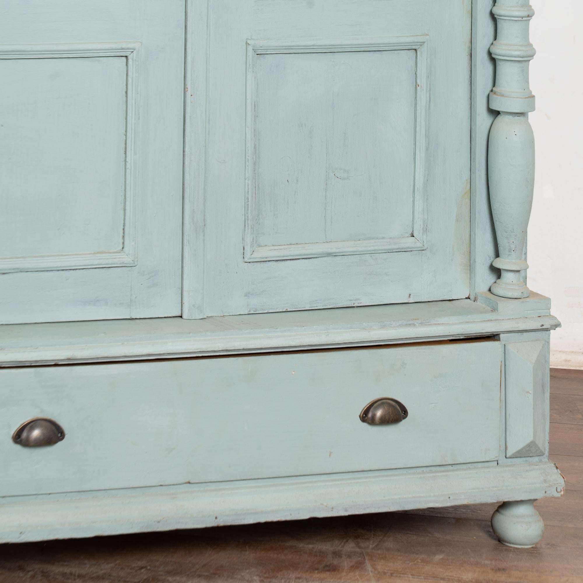 Bibliothèque en pin peint en bleu du 19e siècle avec portes en verre en vente 2