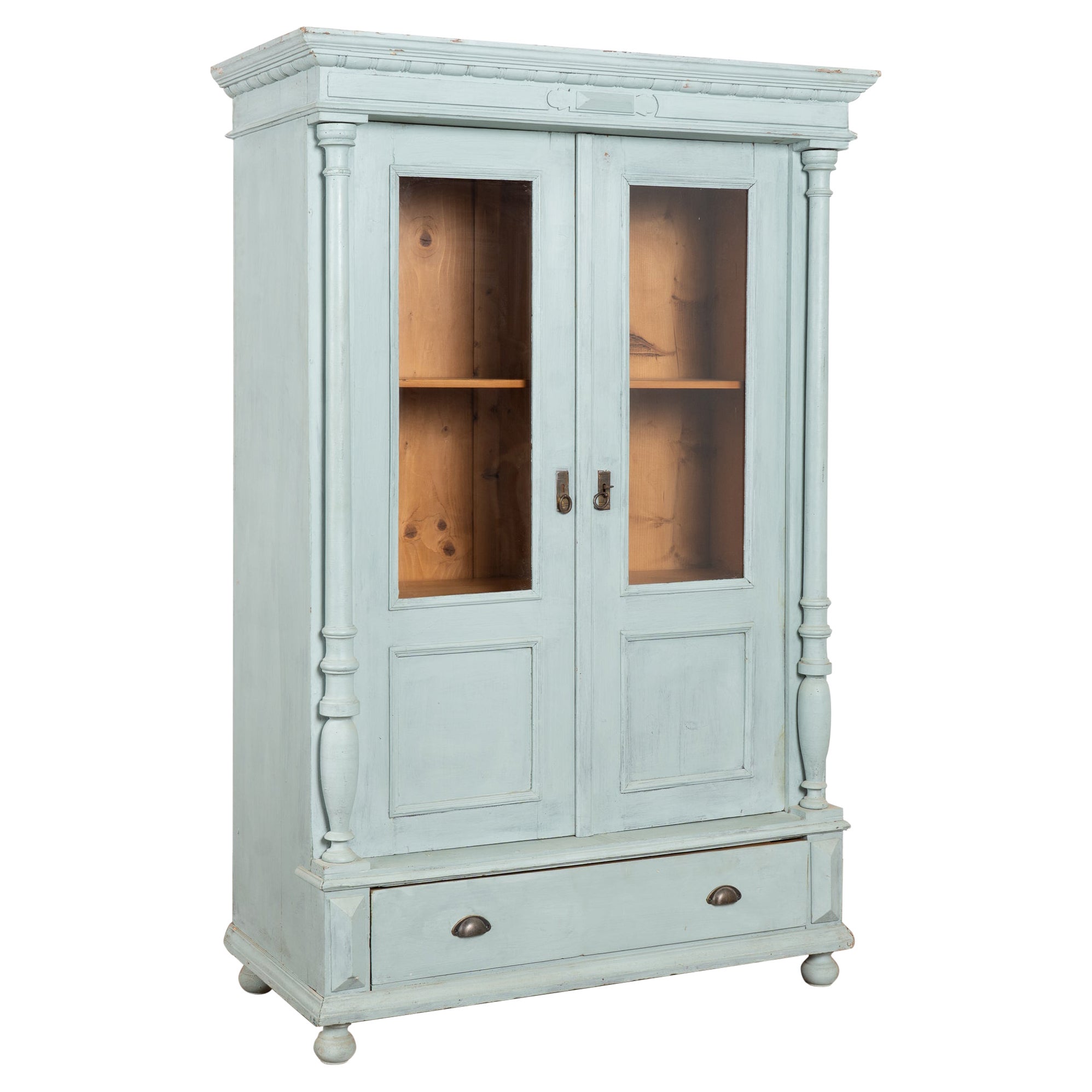 Bibliothèque en pin peint en bleu du 19e siècle avec portes en verre en vente