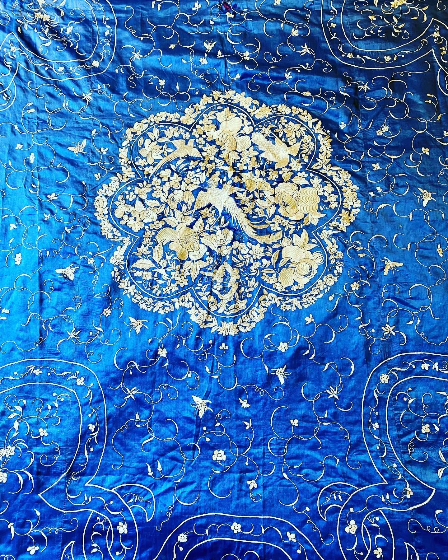 Circa 1860-1880
China for export to Europe

Large Canton hanging or square bedspread in electric-blue silk satin embroidered with white silk cordonet, from China for the Compagnie des Indes export. Chinese decoration with a large central rose window