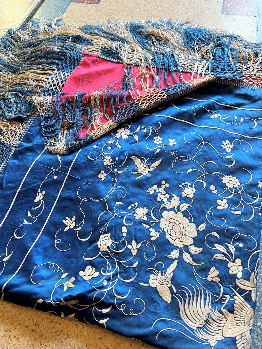 19th century blue satin Chinese wall hanging or bedspread for Export Europe In Good Condition In Toulon, FR