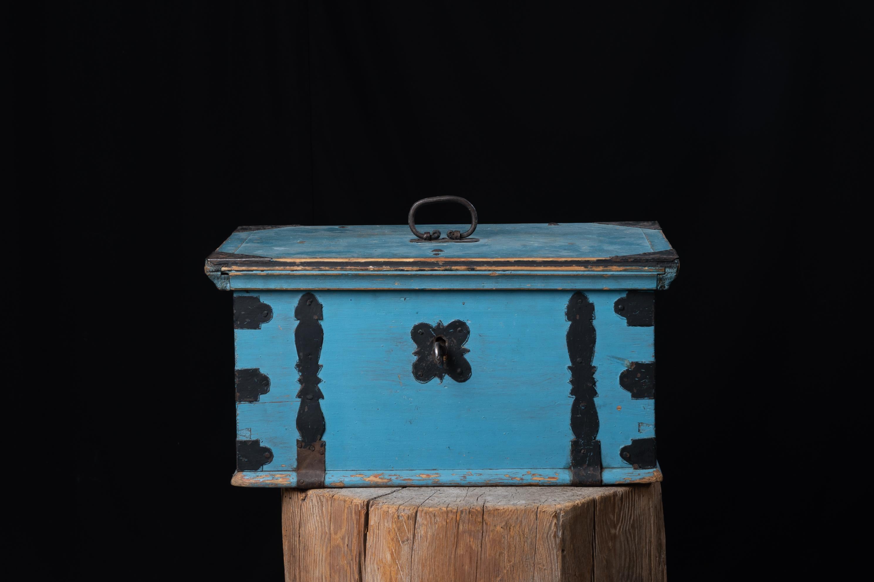 Blaue Volkskunsttruhe oder Kiste aus Schweden. Die Truhe ist in unberührtem Originalzustand mit der ersten Schicht der Originalfarbe. Handgeschmiedete Beschläge aus Eisen mit funktionellem Schloss und Schlüssel.
