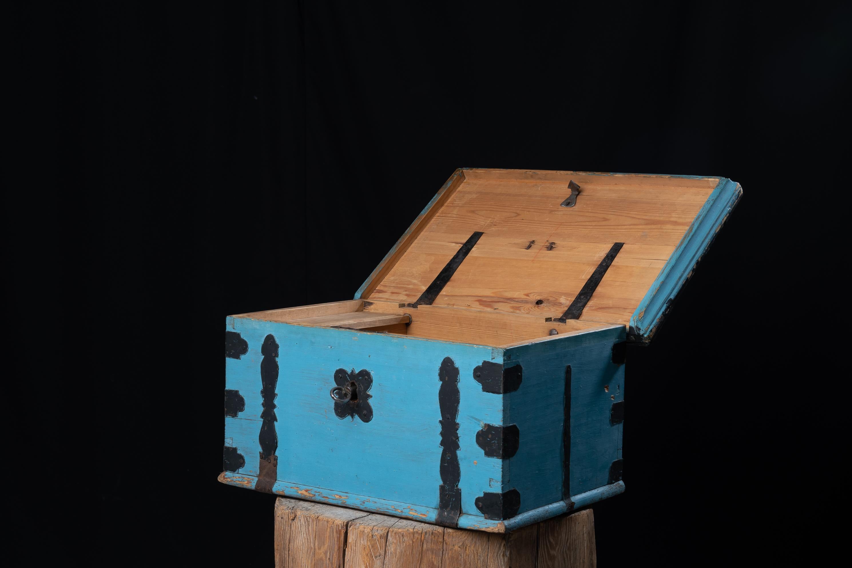 19th Century Blue Swedish Folk Art Chest or Box In Good Condition For Sale In Kramfors, SE