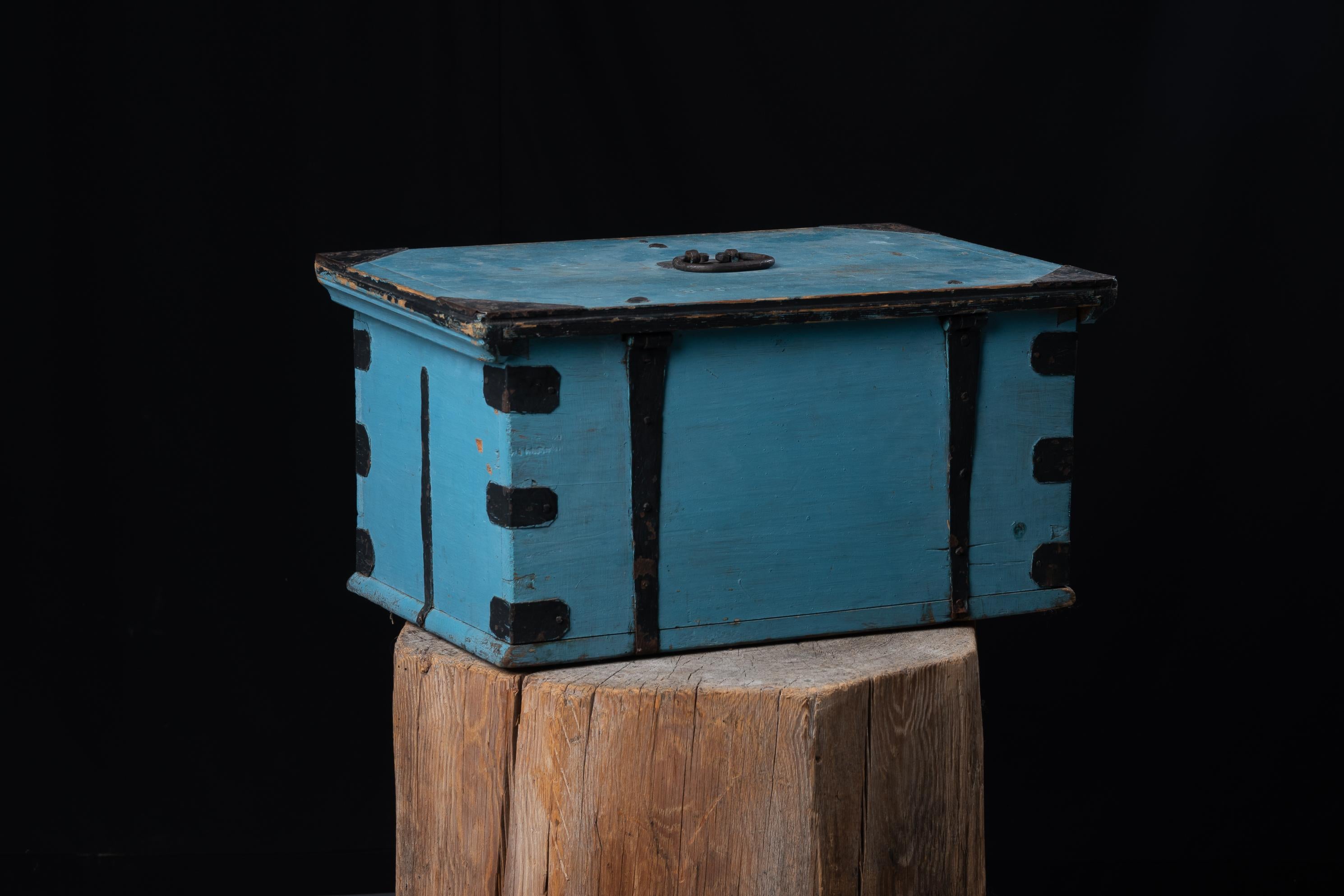Coffre ou boîte d'art populaire suédois bleu du 19ème siècle Bon état - En vente à Kramfors, SE