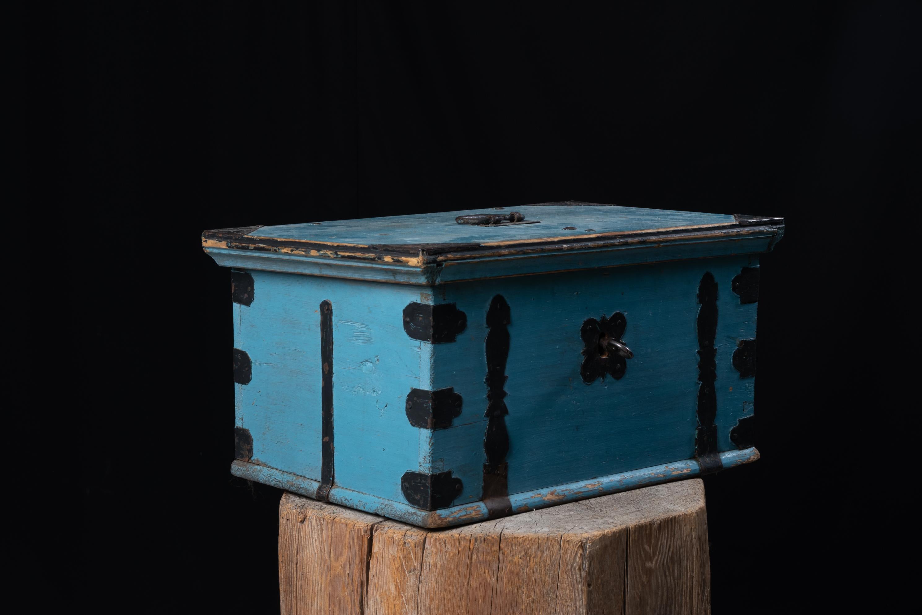 Coffre ou boîte d'art populaire suédois bleu du 19ème siècle Bon état - En vente à Kramfors, SE