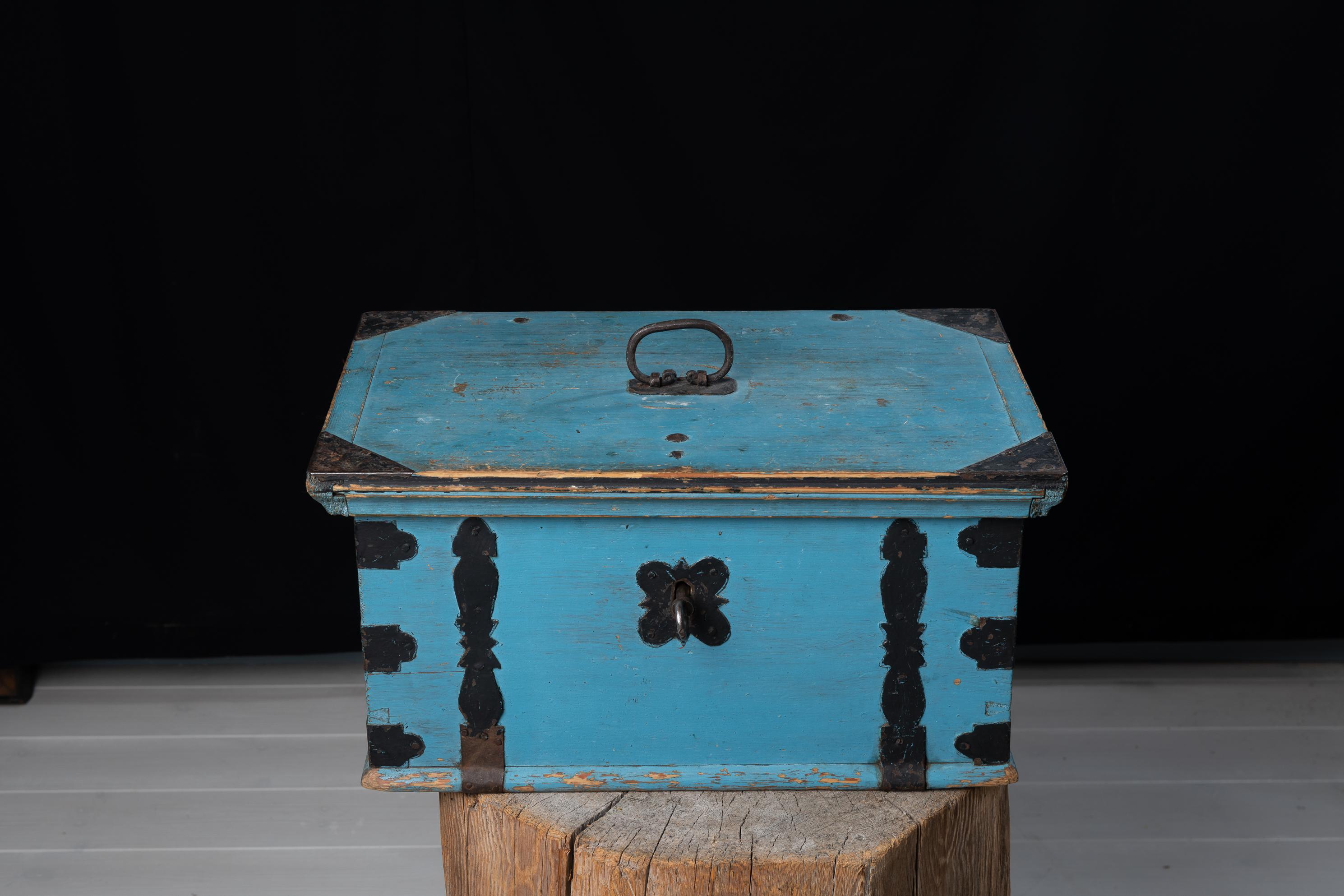 Pin Coffre ou boîte d'art populaire suédois bleu du 19ème siècle en vente