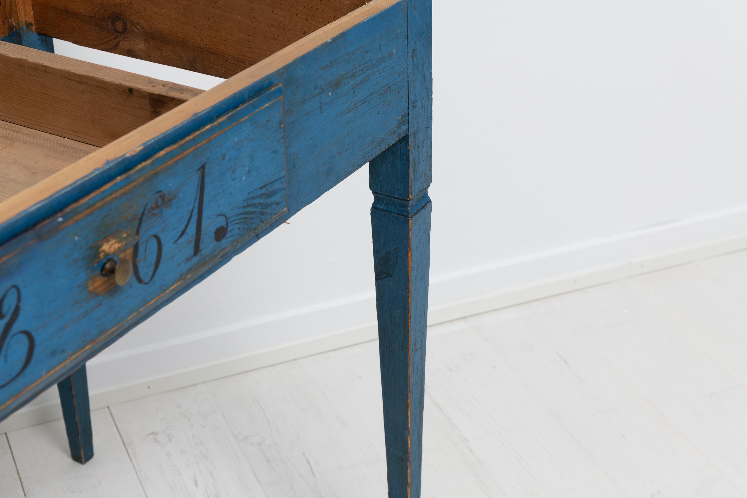 Antiker blauer schwedischer Schreibtisch aus Kiefernholz im Gustavianischen Stil, Gustavianischer Stil im Angebot 7