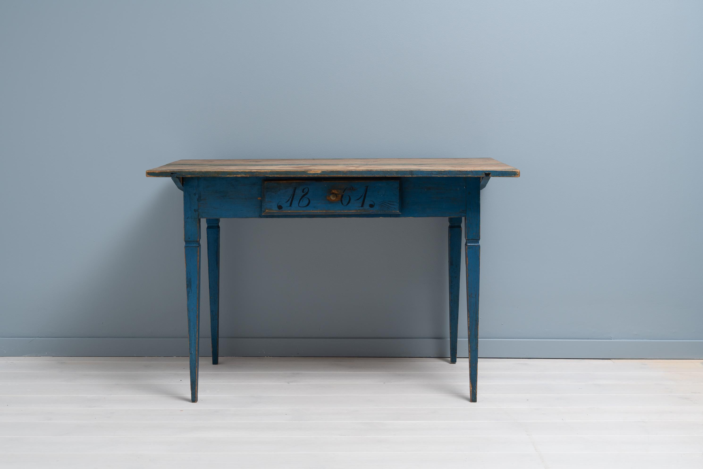 Blauer Schreibtisch im Landhausstil aus Kiefer aus Hälsingland in Nordschweden. Der Tisch ist ein echtes schwedisches Landhausmöbel und hat die authentische Patina der Zeit. Mit einer einzigen Schublade im Rand und geraden, spitz zulaufenden Beinen,