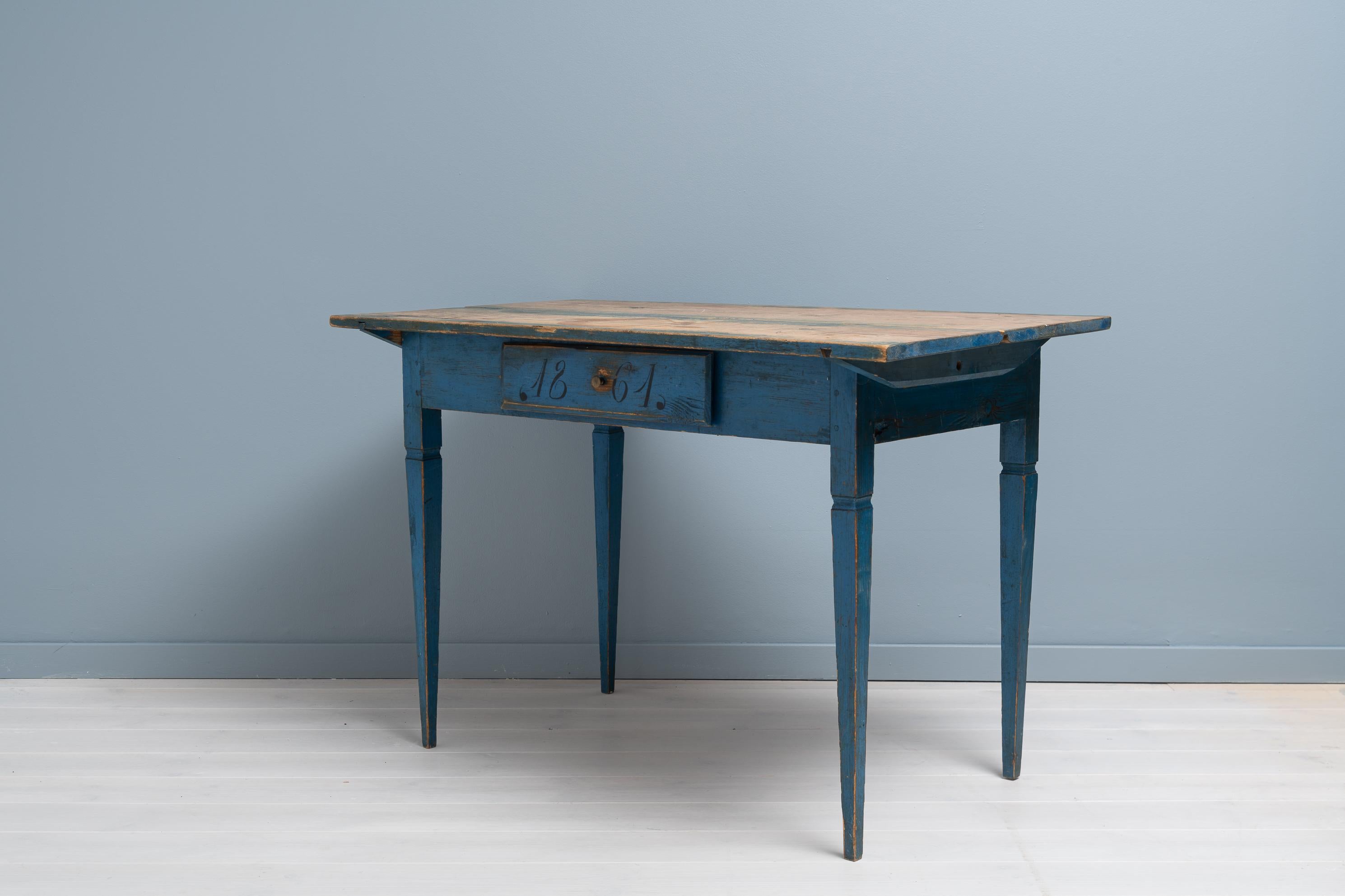 Antiker blauer schwedischer Schreibtisch aus Kiefernholz im Gustavianischen Stil, Gustavianischer Stil im Zustand „Gut“ im Angebot in Kramfors, SE