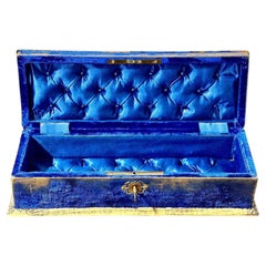 Boîte à bijoux du XIXe siècle en velours bleu, ornée d'un galon doré et de velours bleu, France