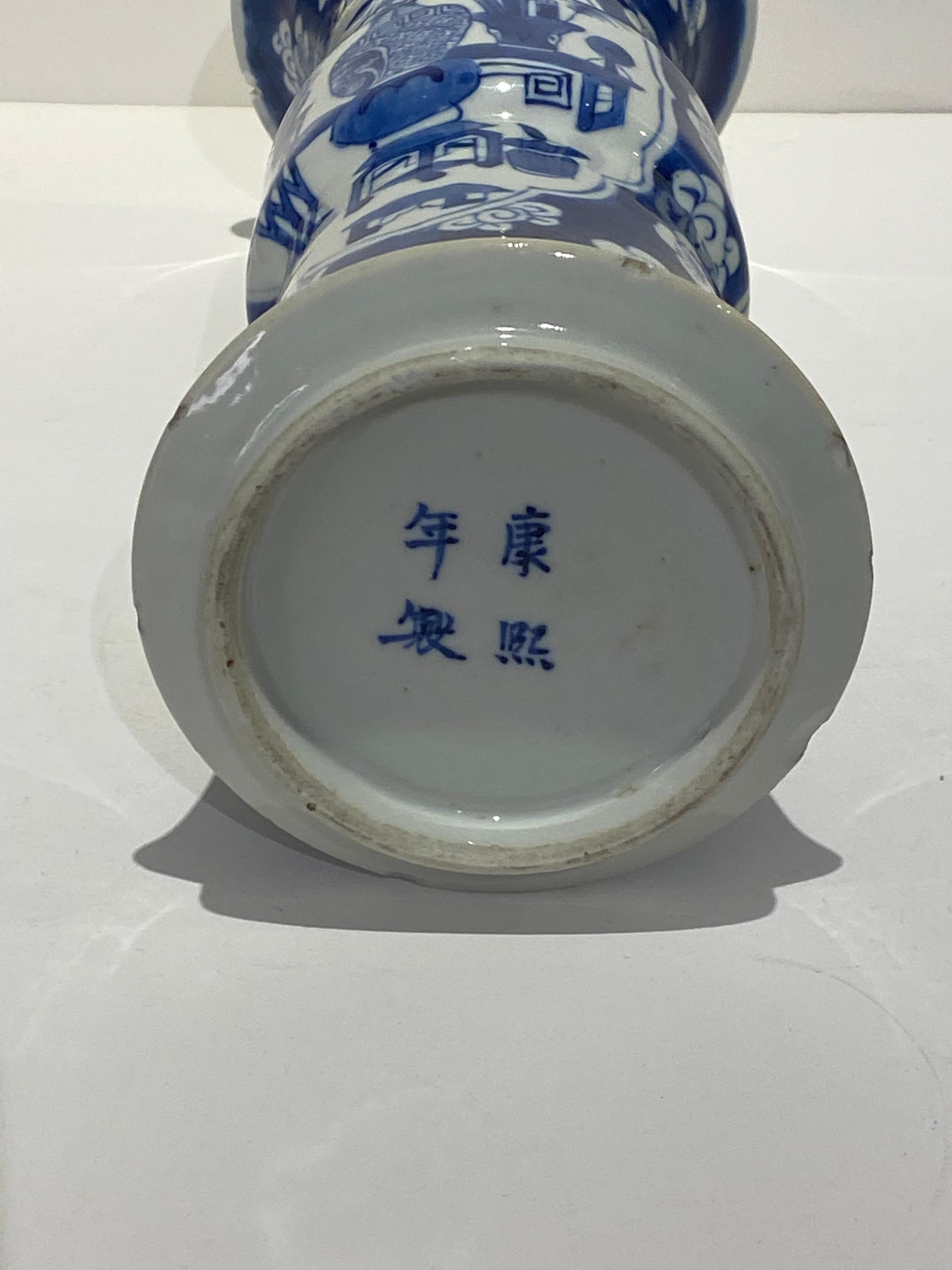 Asiatique Vase en porcelaine chinoise bleu et blanc du 19e siècle en vente