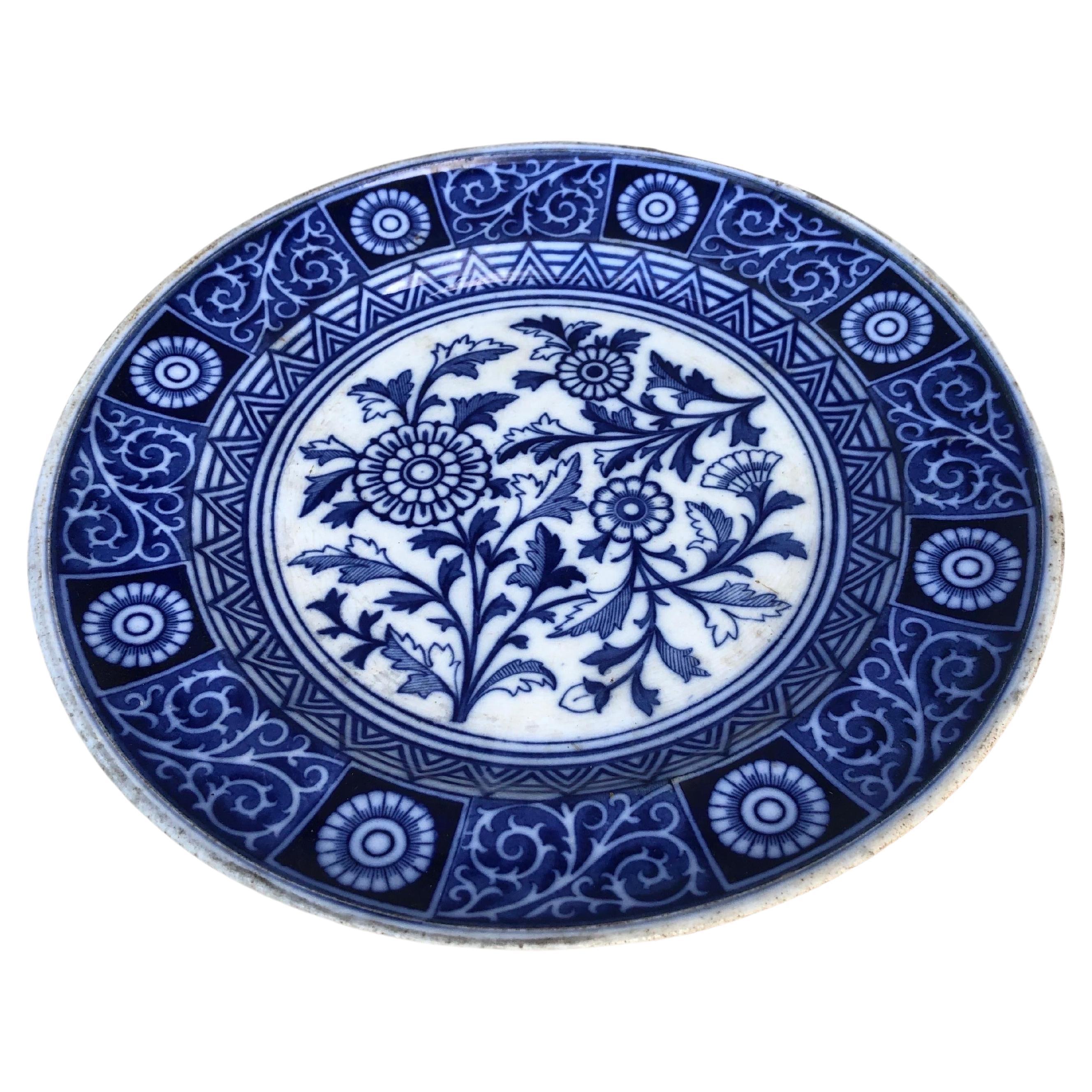 Piatto da portata a margherita bianco e blu del XIX secolo firmato Minton.