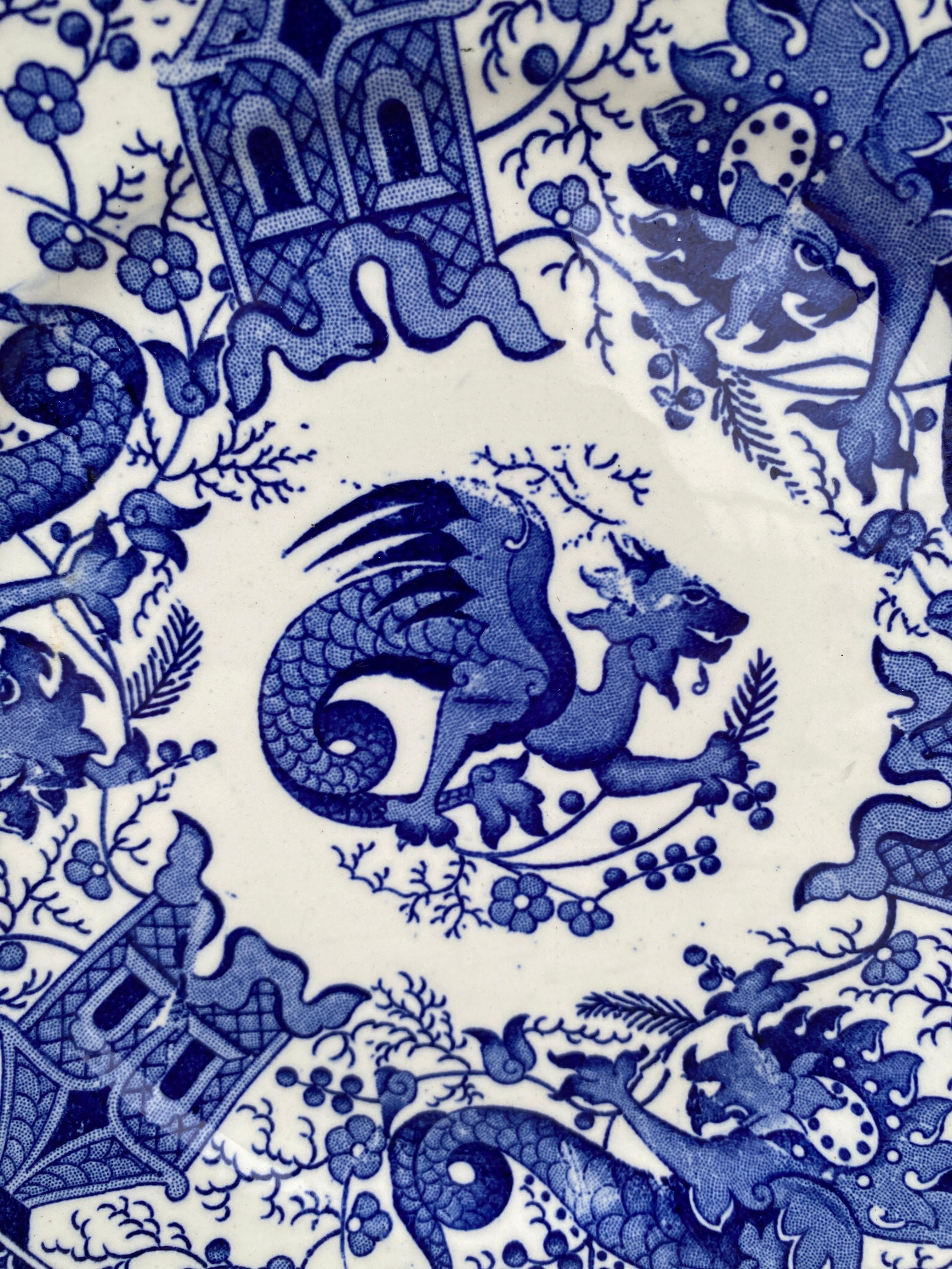 Französisch 19. Jahrhundert Blau-Weiß-Dessertteller Drache signiert Sarreguemines.
Transferware.
Asiatisches Dekor mit Drachen.
7,8 Zoll Durchmesser.
5 Platten verfügbar.