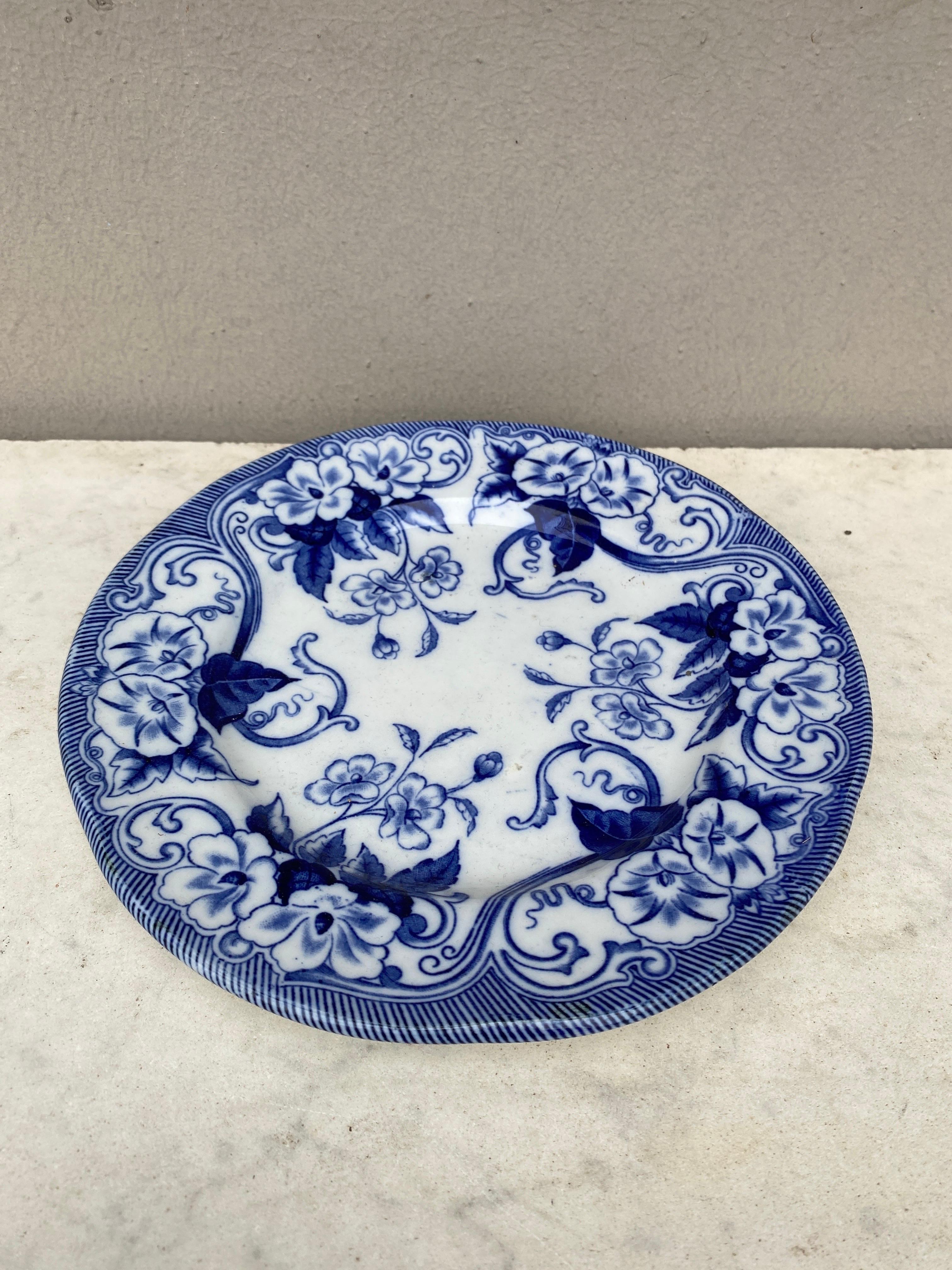 blau-weißer Dessertteller Flora aus dem 19. Jahrhundert, signiert Creil & Montereau.
