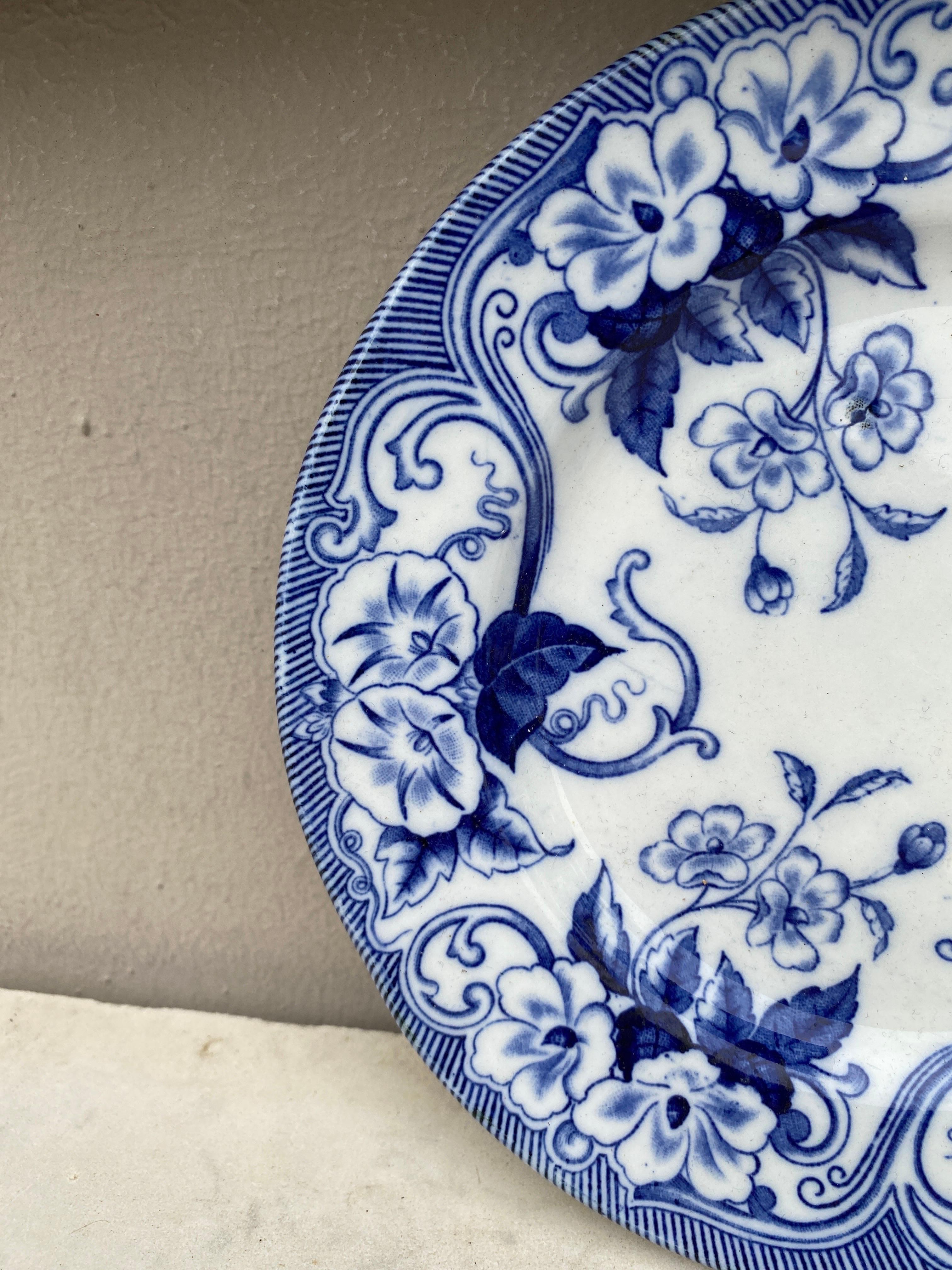 Blau-weißer Dessertteller aus dem 19. Jahrhundert mit Blumenmotiv von Flora Creil & Montereau (Viktorianisch) im Angebot