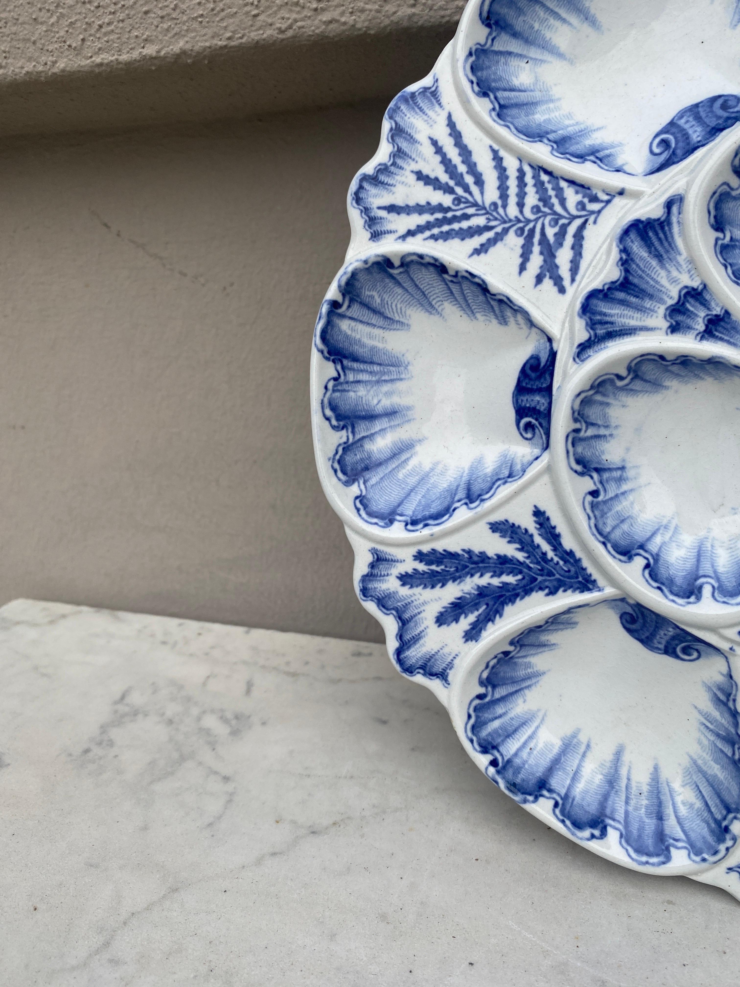 Piatto per ostriche in maiolica blu e bianca del XIX secolo firmato J. Vieillard & Cie Bordeaux e decorato con alghe.
Dimensione grande.
Mark / 1829-1895.
