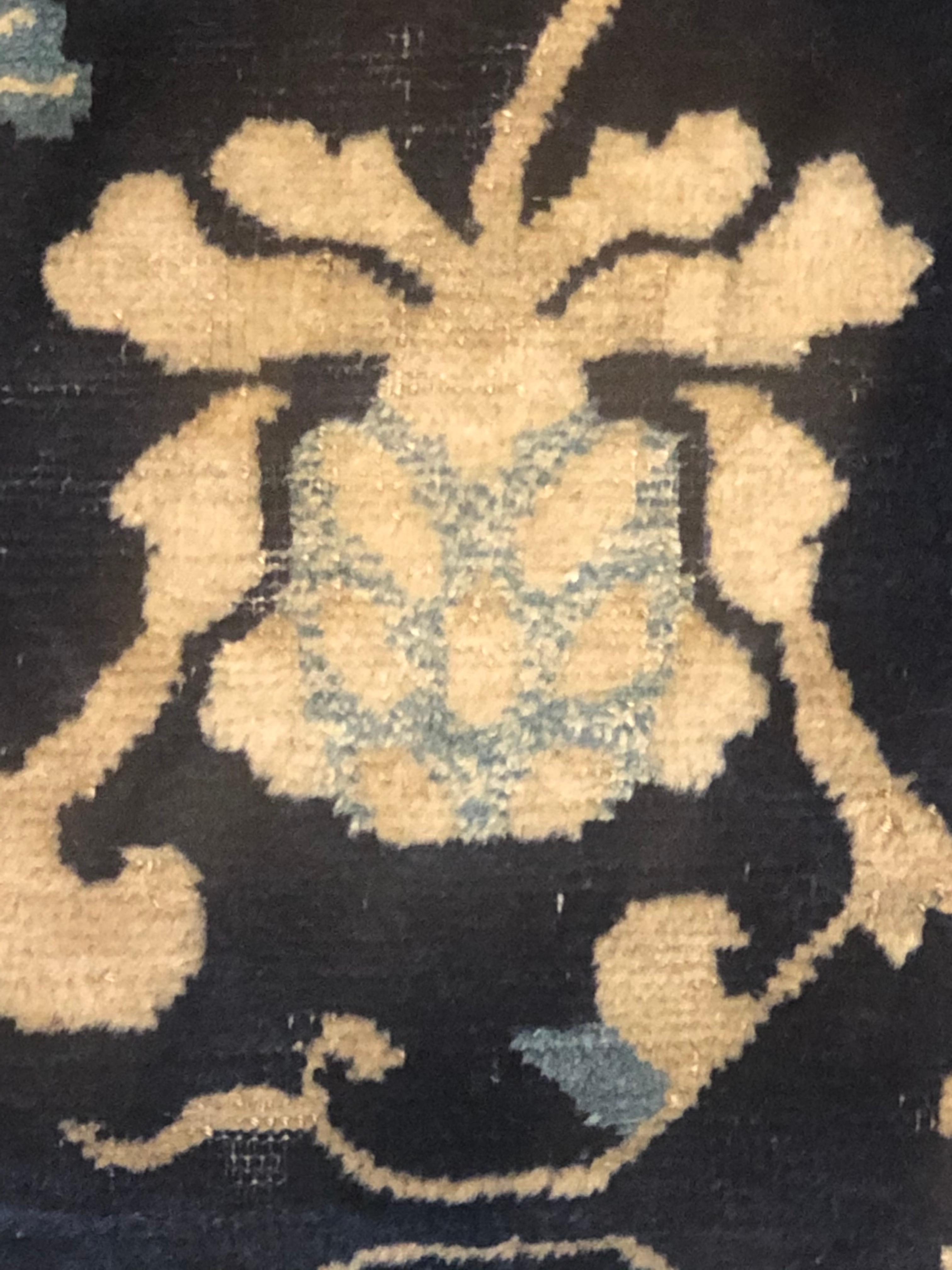 Blauer und weißer chinesischer Phönixfloreal-Teppich aus Peking des 19. Jahrhunderts, um 1870 im Angebot 4