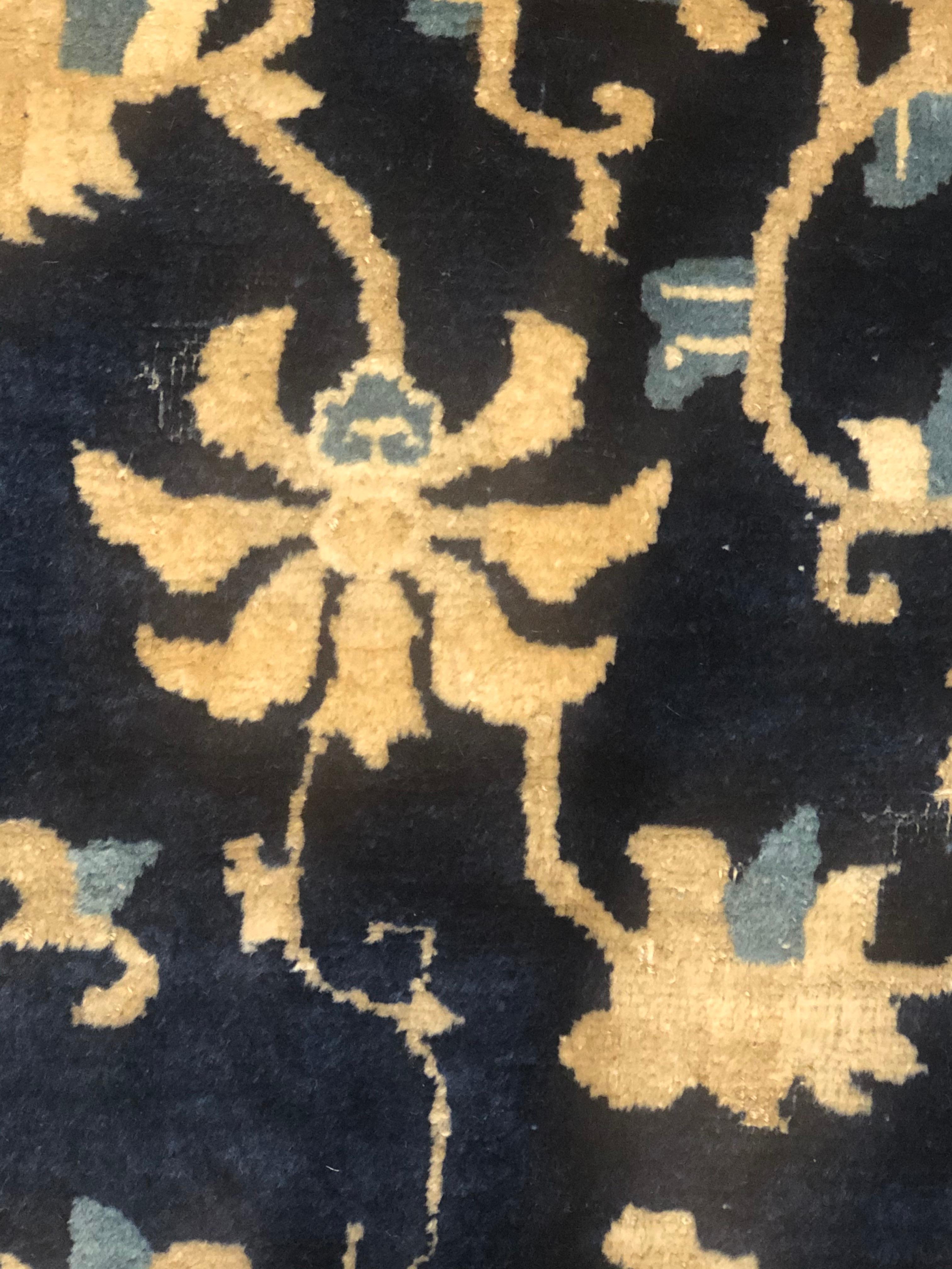Blauer und weißer chinesischer Phönixfloreal-Teppich aus Peking des 19. Jahrhunderts, um 1870 im Angebot 5