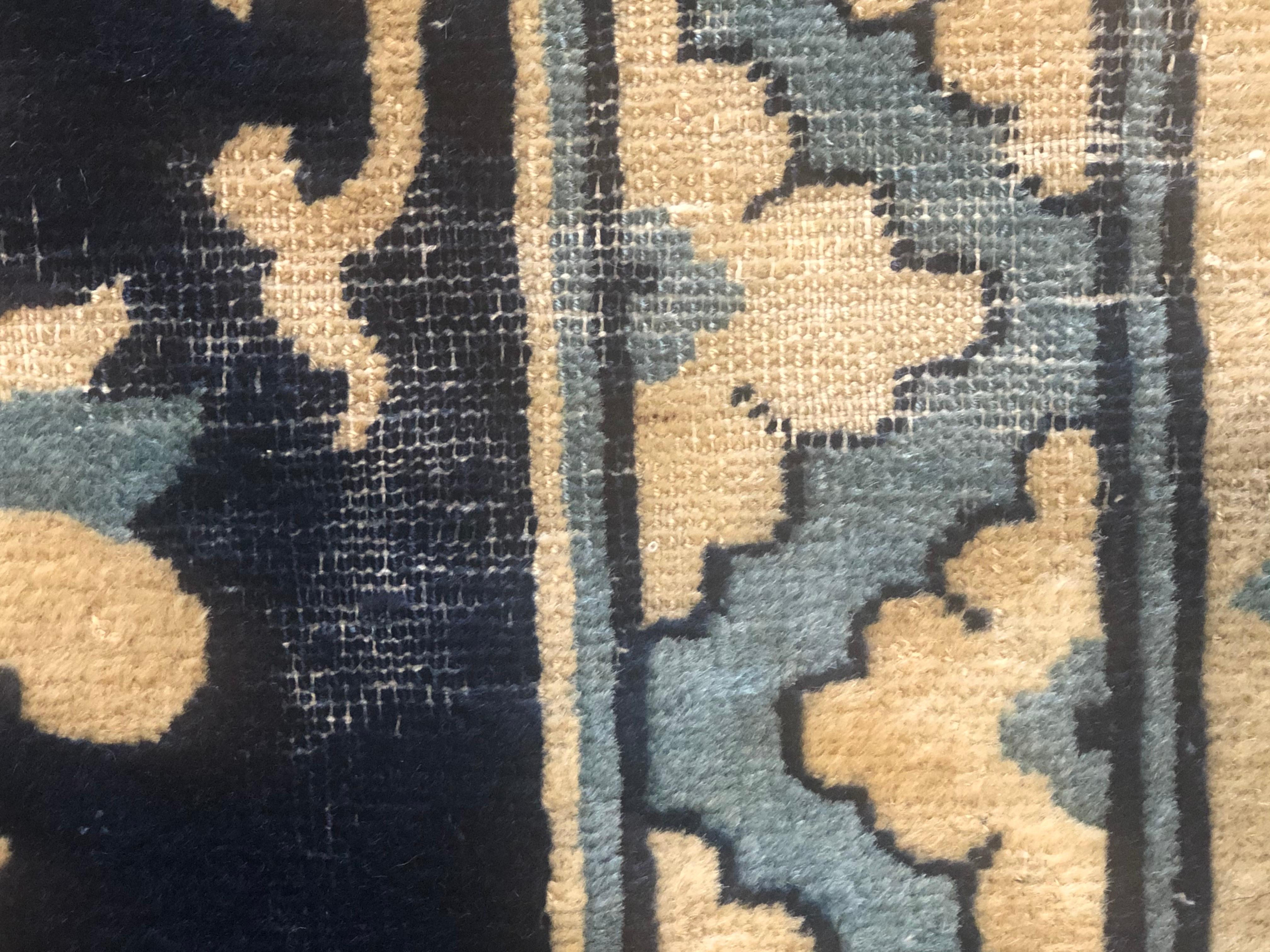 Blauer und weißer chinesischer Phönixfloreal-Teppich aus Peking des 19. Jahrhunderts, um 1870 im Angebot 11