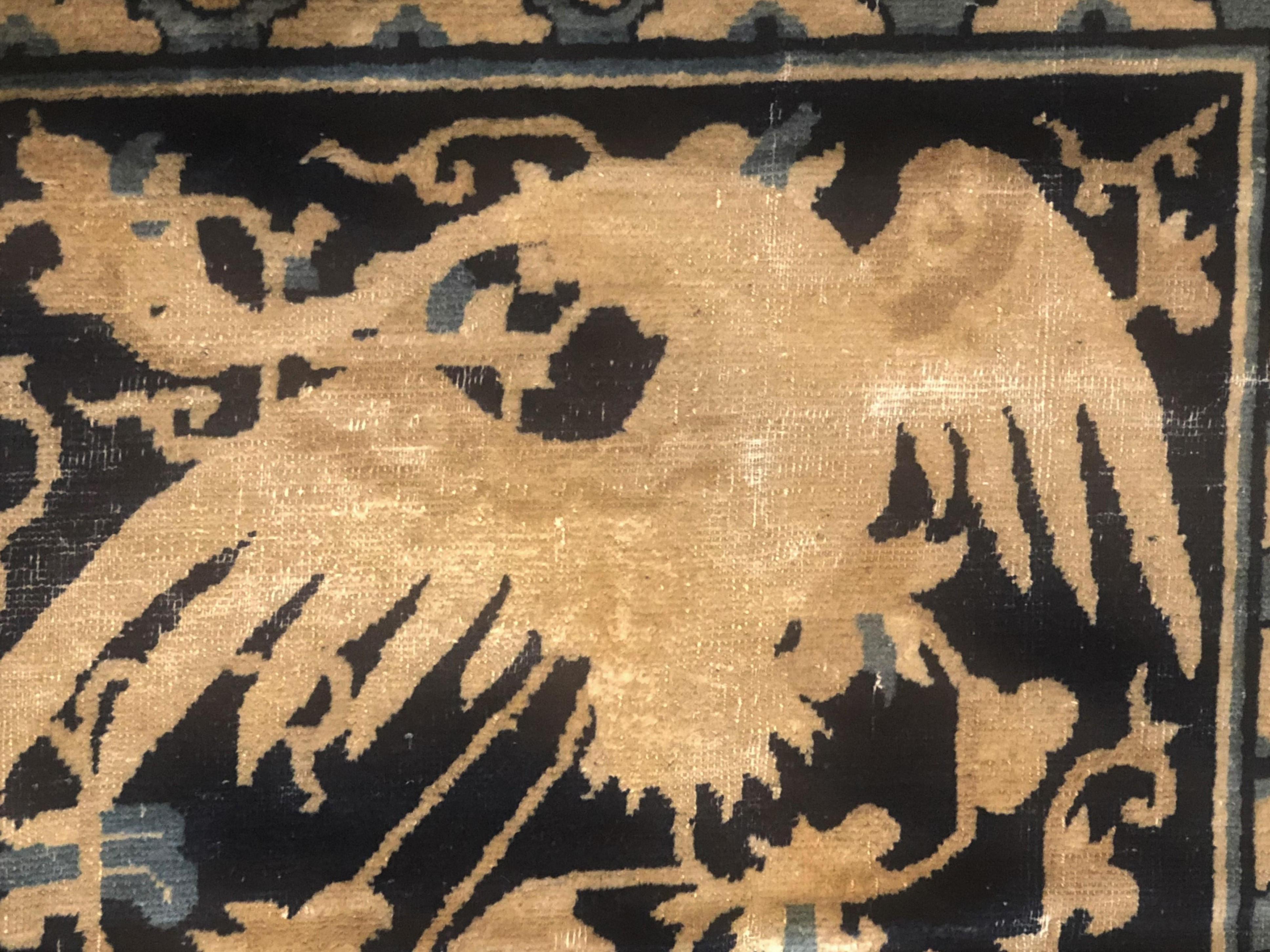 Blauer und weißer chinesischer Phönixfloreal-Teppich aus Peking des 19. Jahrhunderts, um 1870 (Handgeknüpft) im Angebot