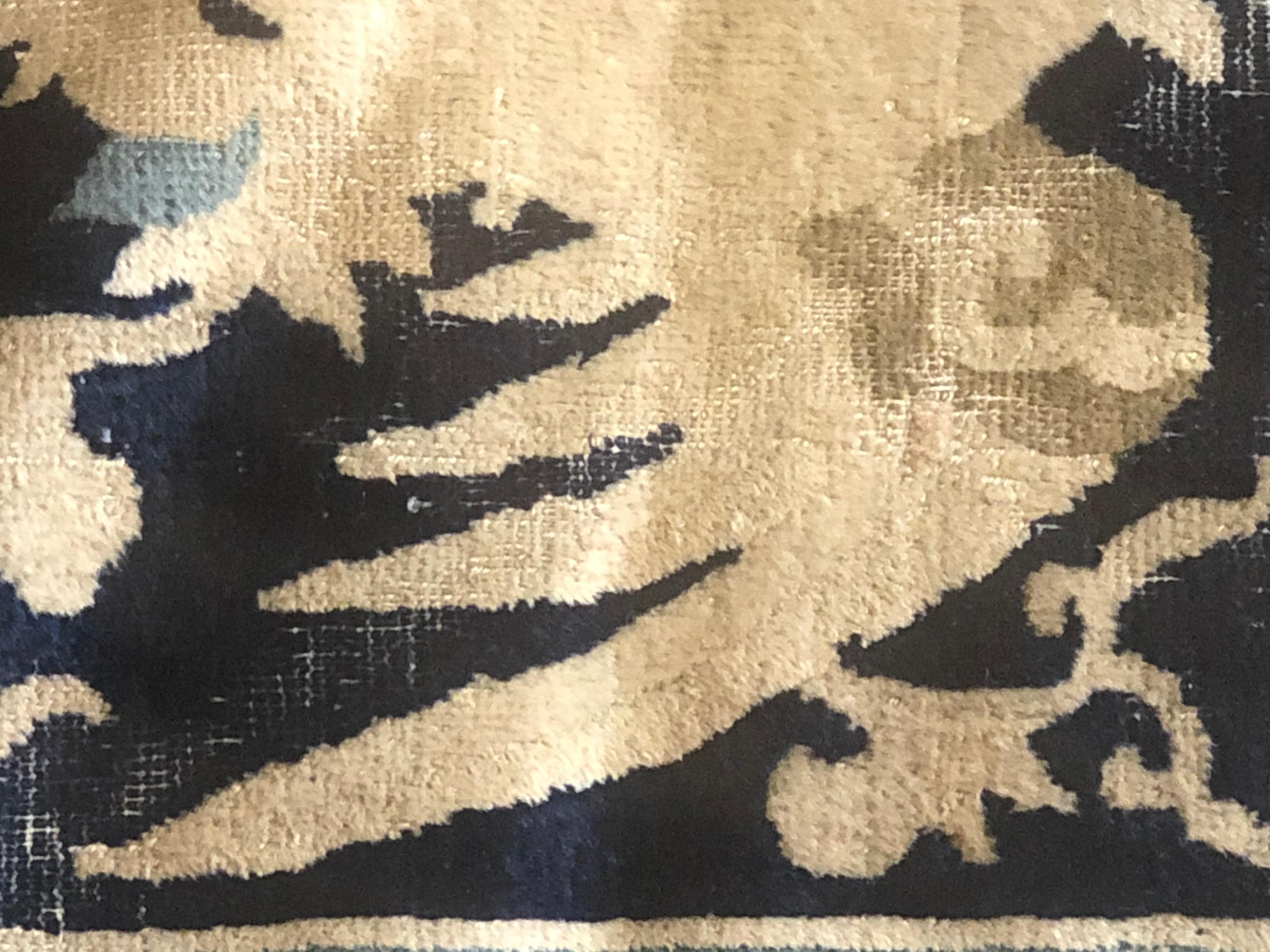 Blauer und weißer chinesischer Phönixfloreal-Teppich aus Peking des 19. Jahrhunderts, um 1870 im Zustand „Gut“ im Angebot in Firenze, IT