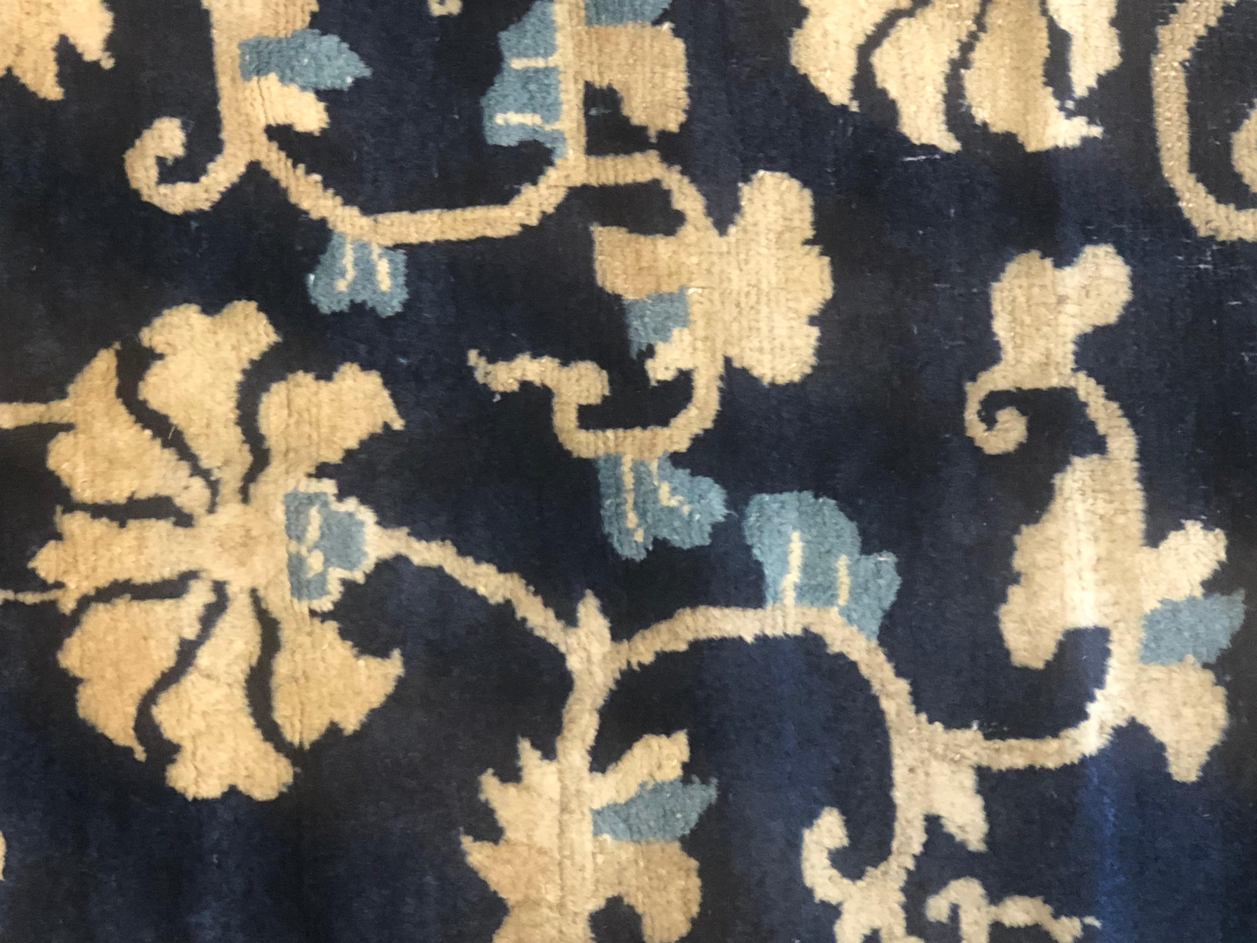 Blauer und weißer chinesischer Phönixfloreal-Teppich aus Peking des 19. Jahrhunderts, um 1870 im Angebot 1