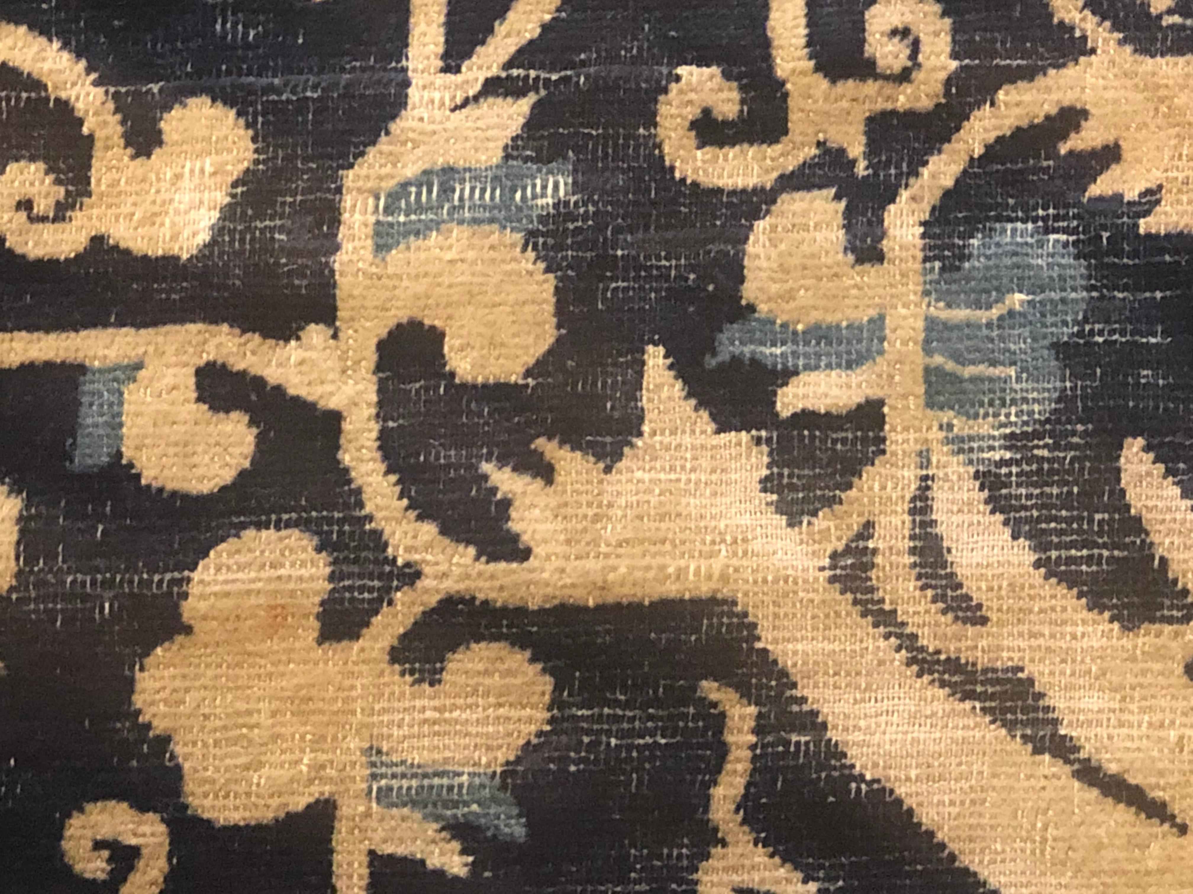 Blauer und weißer chinesischer Phönixfloreal-Teppich aus Peking des 19. Jahrhunderts, um 1870 im Angebot 3