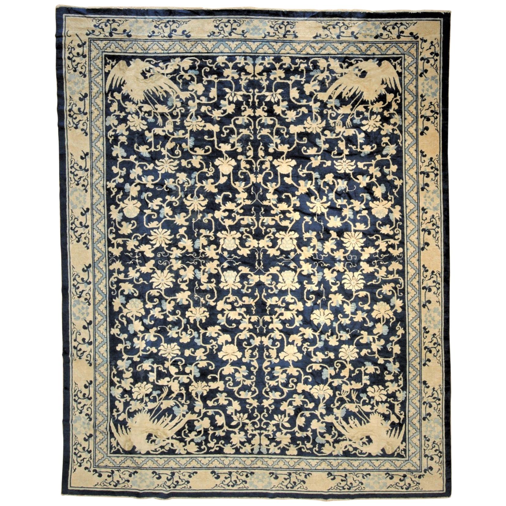 Blauer und weißer chinesischer Phönixfloreal-Teppich aus Peking des 19. Jahrhunderts, um 1870 im Angebot