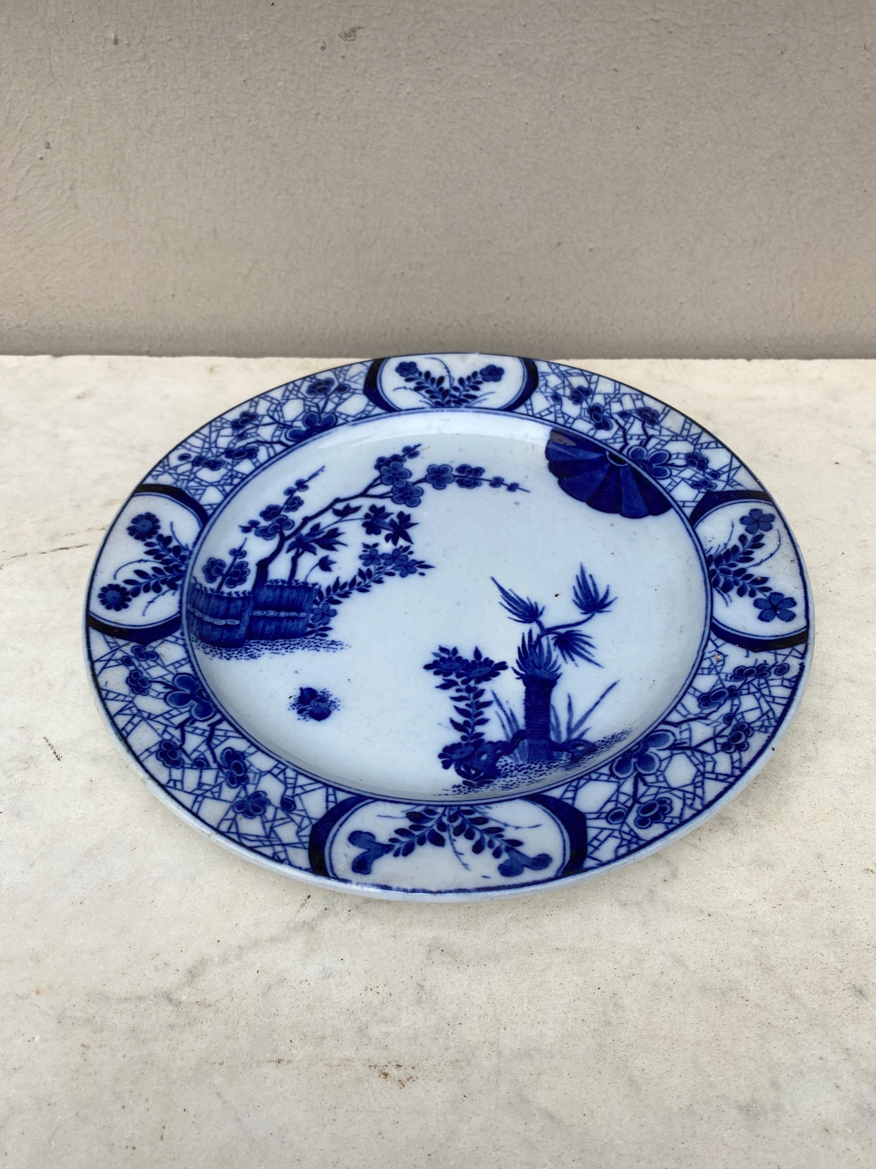 Blauer und weißer Teller des 19. Jahrhunderts, signiert Japon Creil & Montereau.