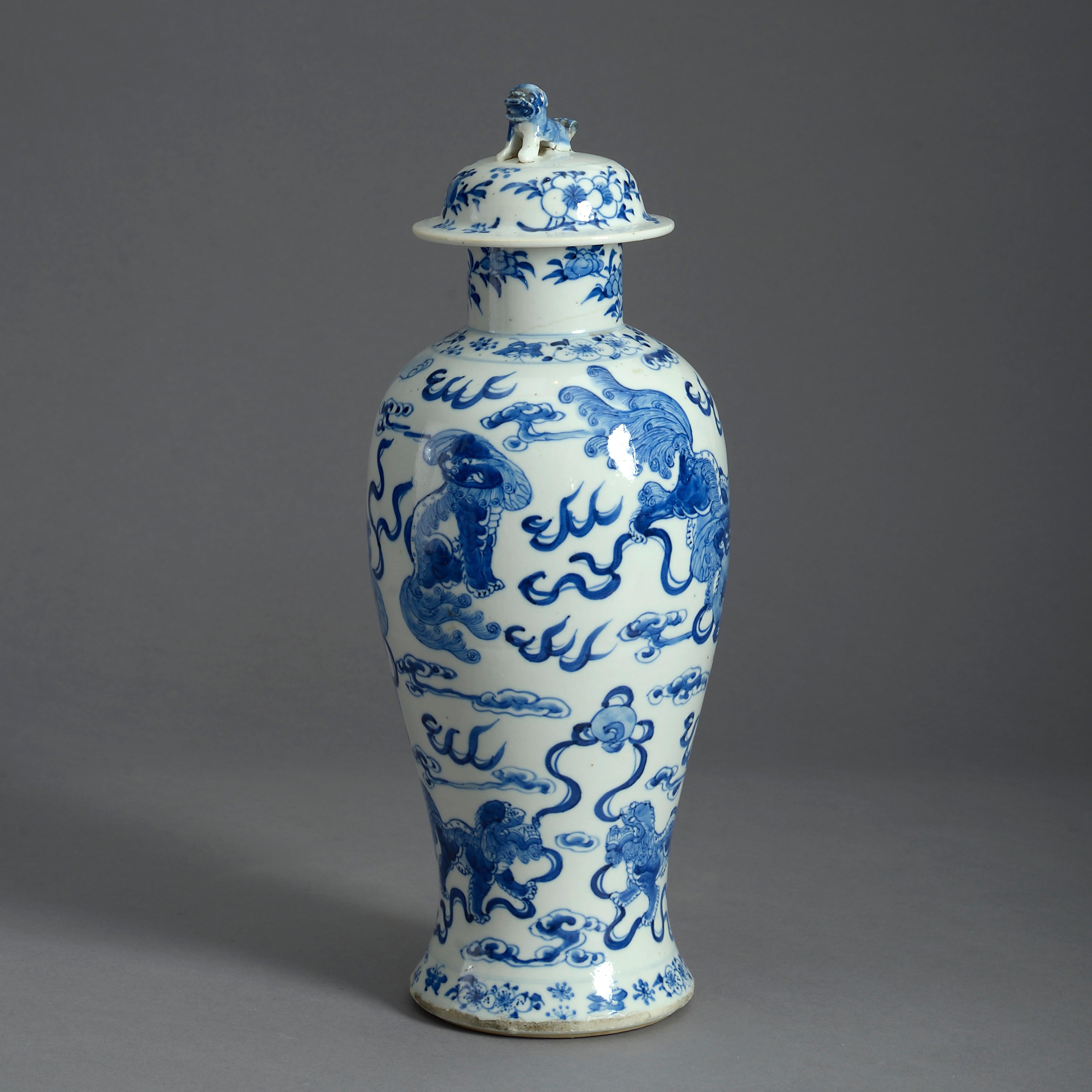 Vase et couvercle en porcelaine émaillée bleu et blanc du milieu du XIXe siècle:: de forme balustre et décorés dans le goût de Kangxi de dragons parmi des nuages défilant. La face inférieure présente quatre marques de caractères. 

Fin de la