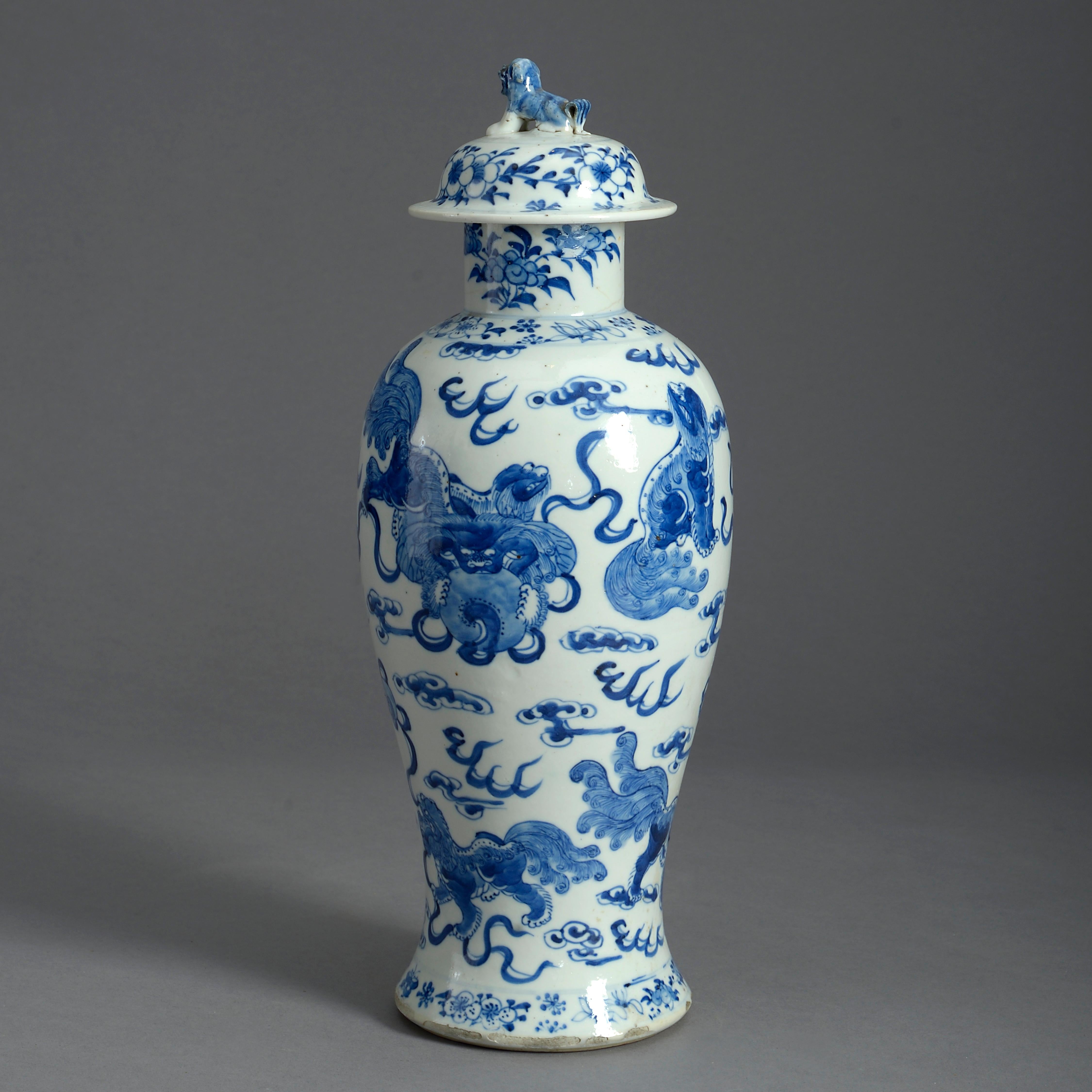 Exportation chinoise vase et couvercle en porcelaine bleue & blanche du 19e siècle
