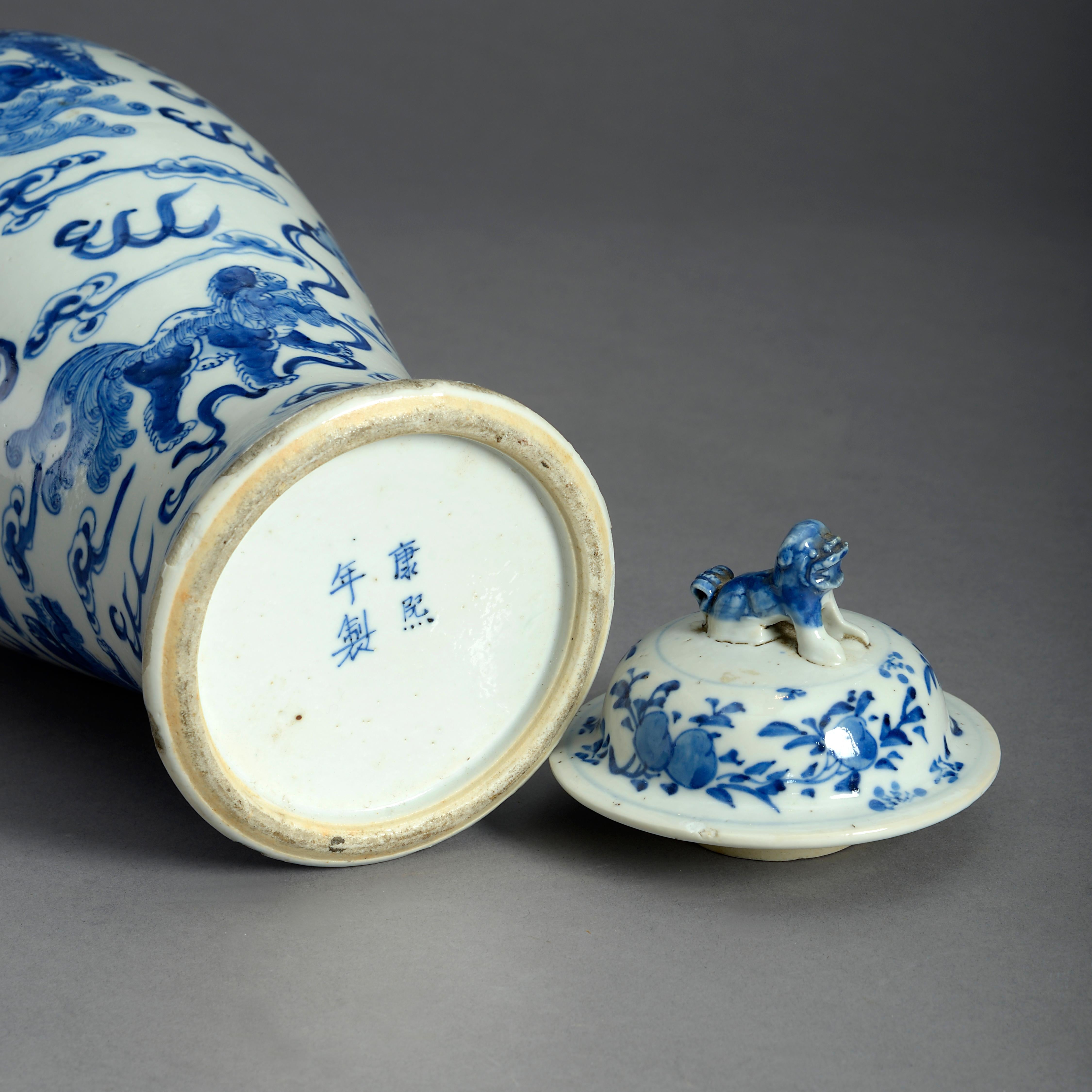 Cuit vase et couvercle en porcelaine bleue & blanche du 19e siècle