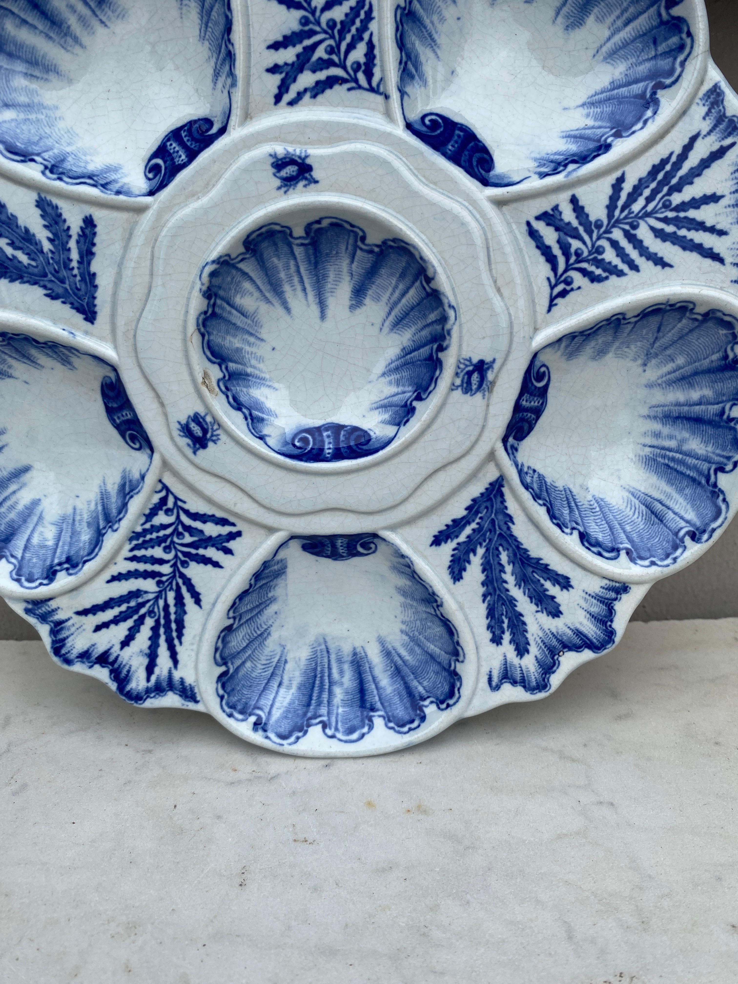 Elegant blue and white oyster plate signed Bordeaux Vieillard, circa 1890.
Six wells surrounded by blue seaweeds of different kinds.