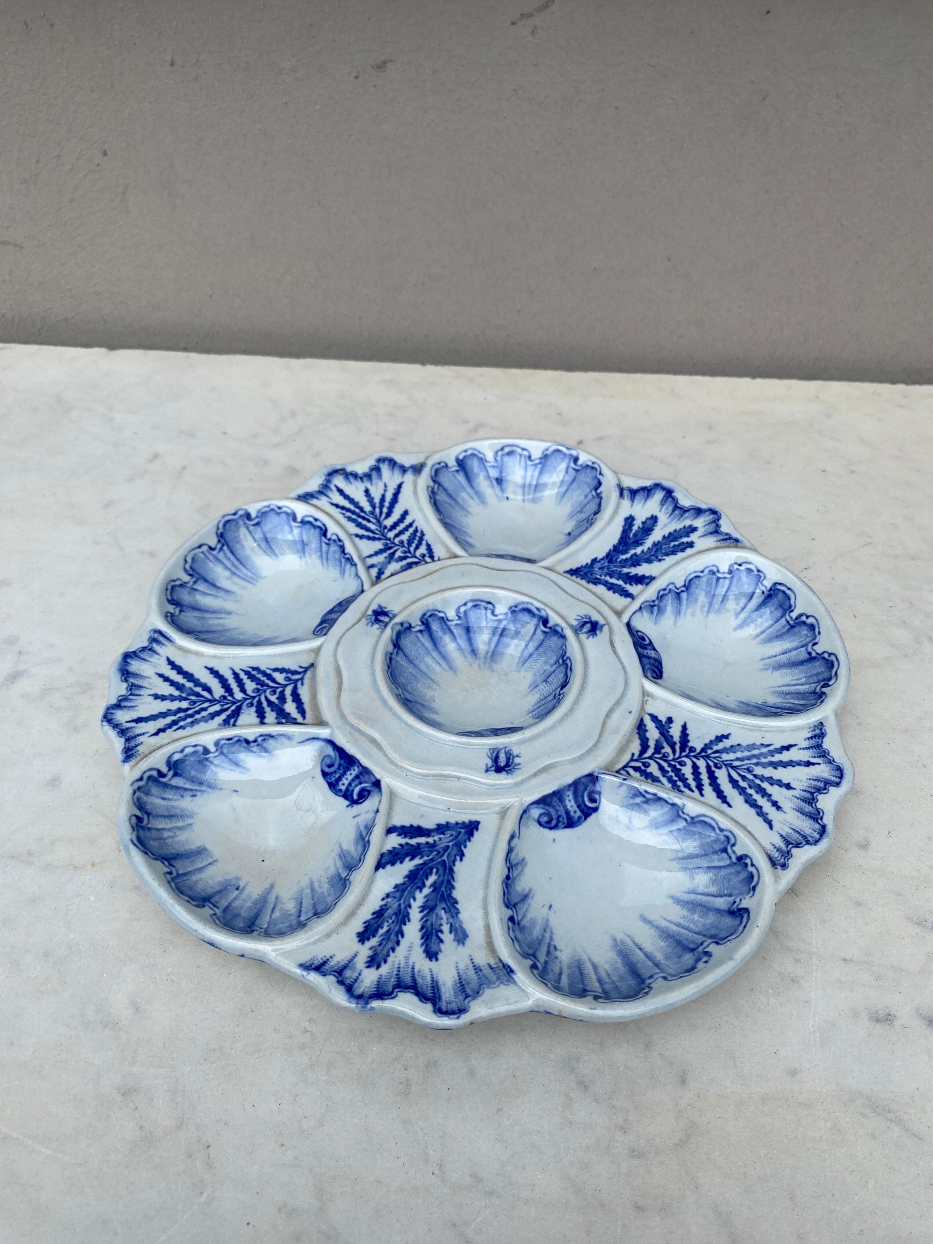 Elegant blue & white oyster plate signed Bordeaux Vieillard, circa 1890.
Six wells surrounded by blue seaweeds of different kinds.