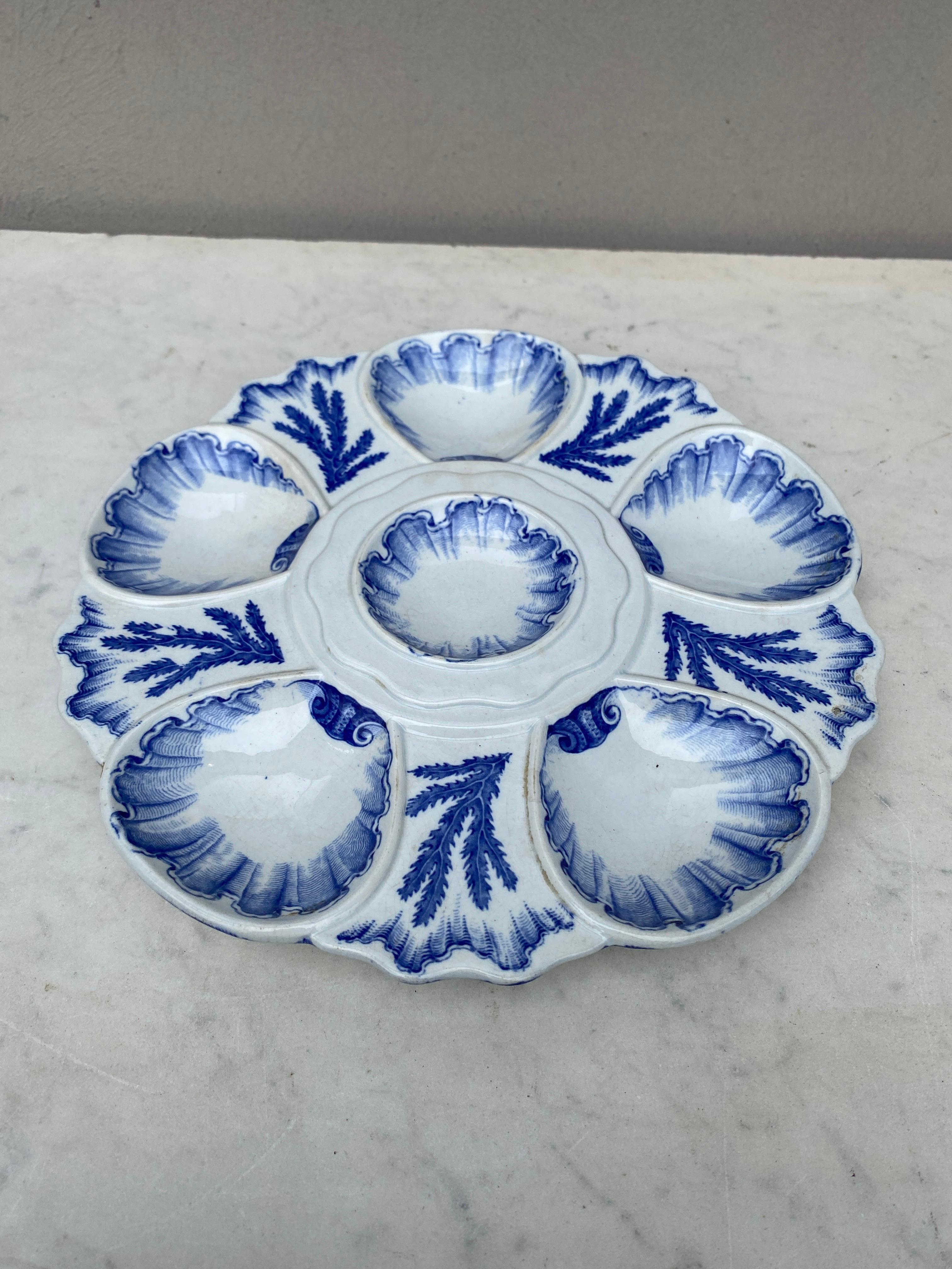 Elegante plato de ostras azul y blanco firmado Bordeaux Vieillard, hacia 1890.
Seis pozos rodeados de algas azules de distintos tipos.