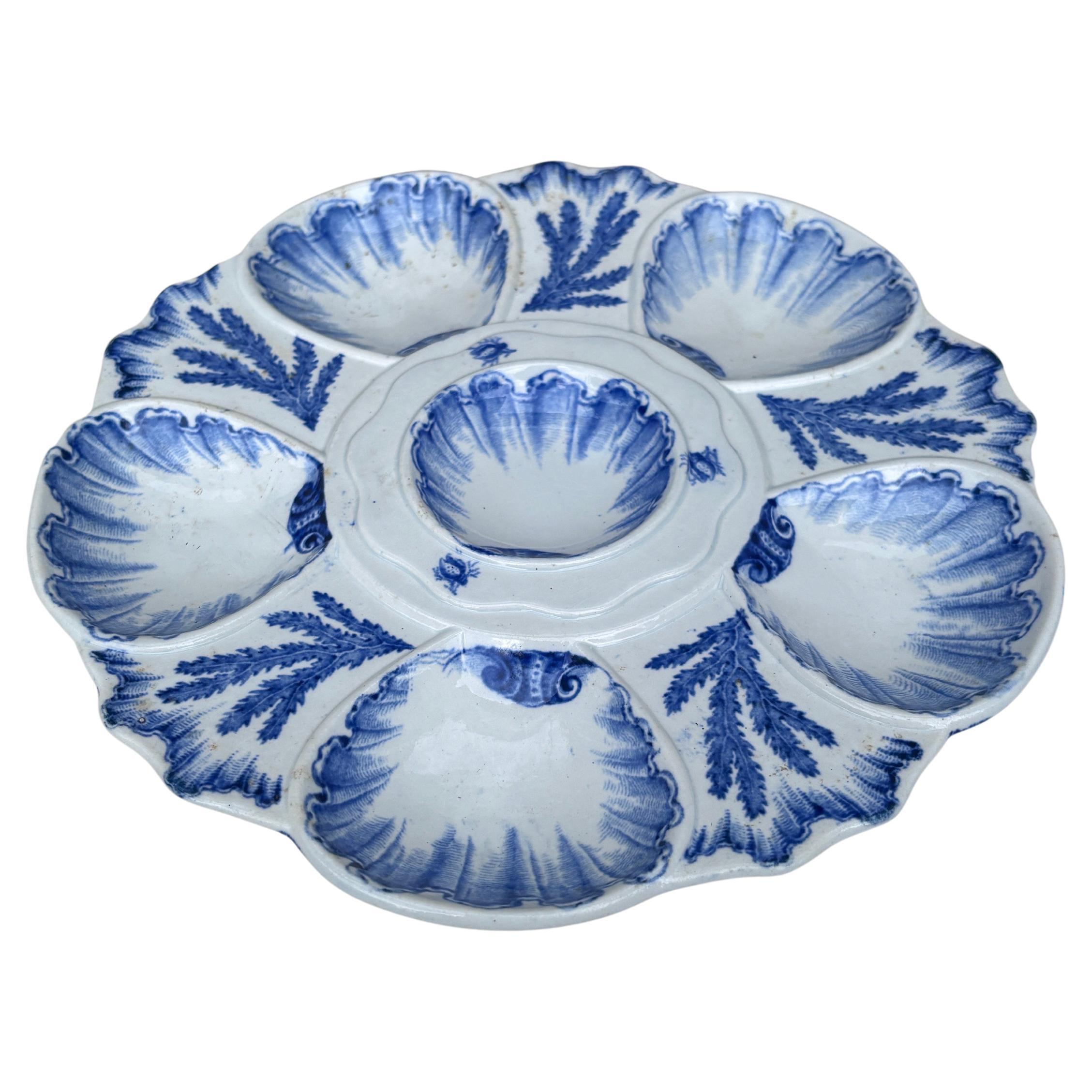 Elegant blue and white oyster plate signed Bordeaux Vieillard, circa 1890.
Six wells surrounded by blue seaweeds of different kinds.
Ref / 2740