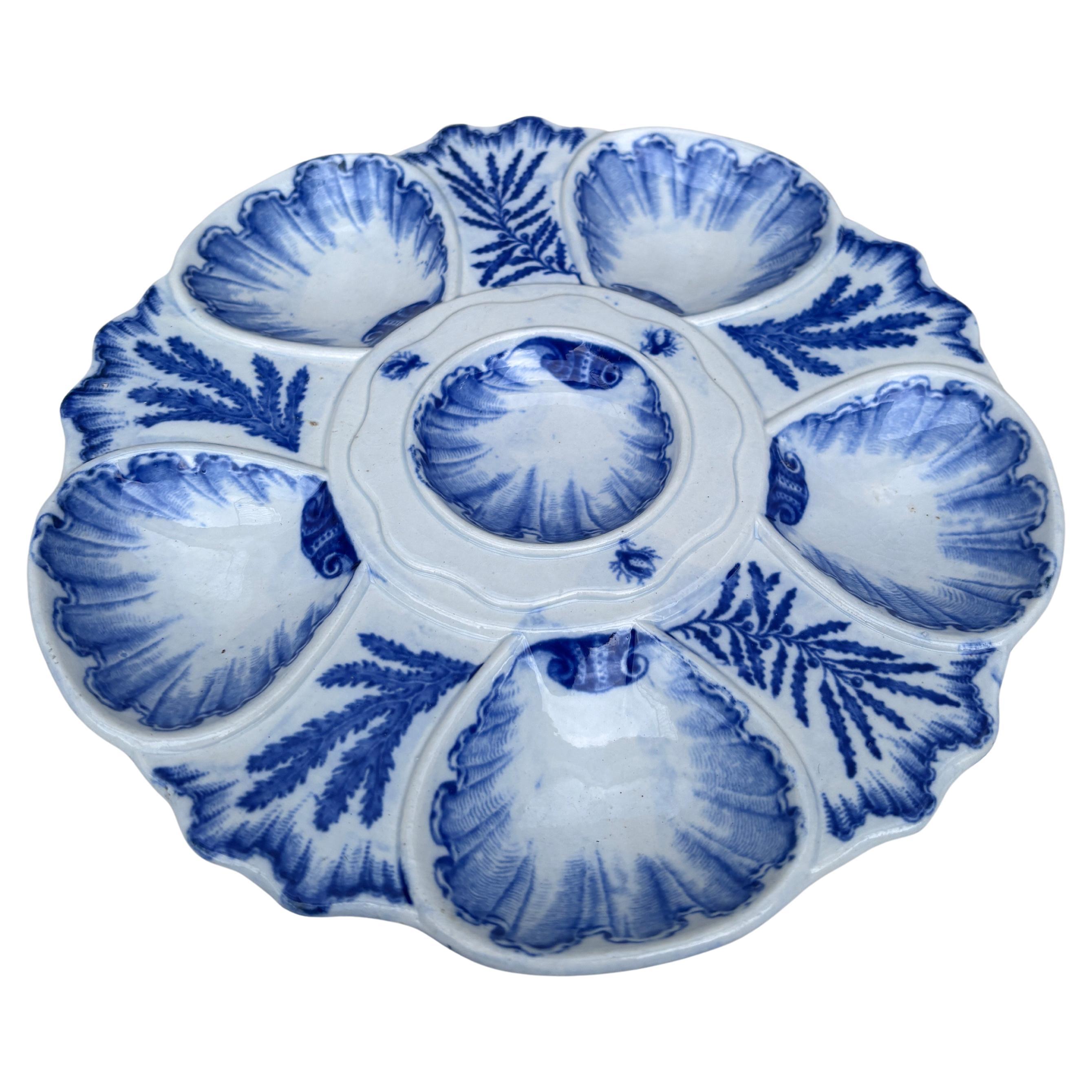 Elegant blue and white oyster plate signed Bordeaux Vieillard, circa 1890.
Six wells surrounded by blue seaweeds of different kinds.
Ref / 2732.